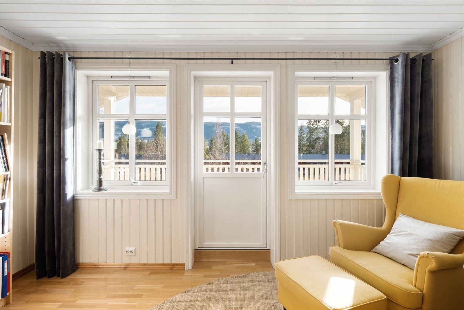 Fra loftstuen er det utgang til en koselig balkong. Galleribilde