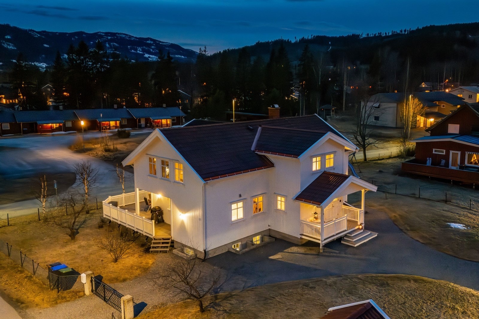 Fin tomt opparbeidet med gress, beplantning og gruset adkomst. Galleribilde