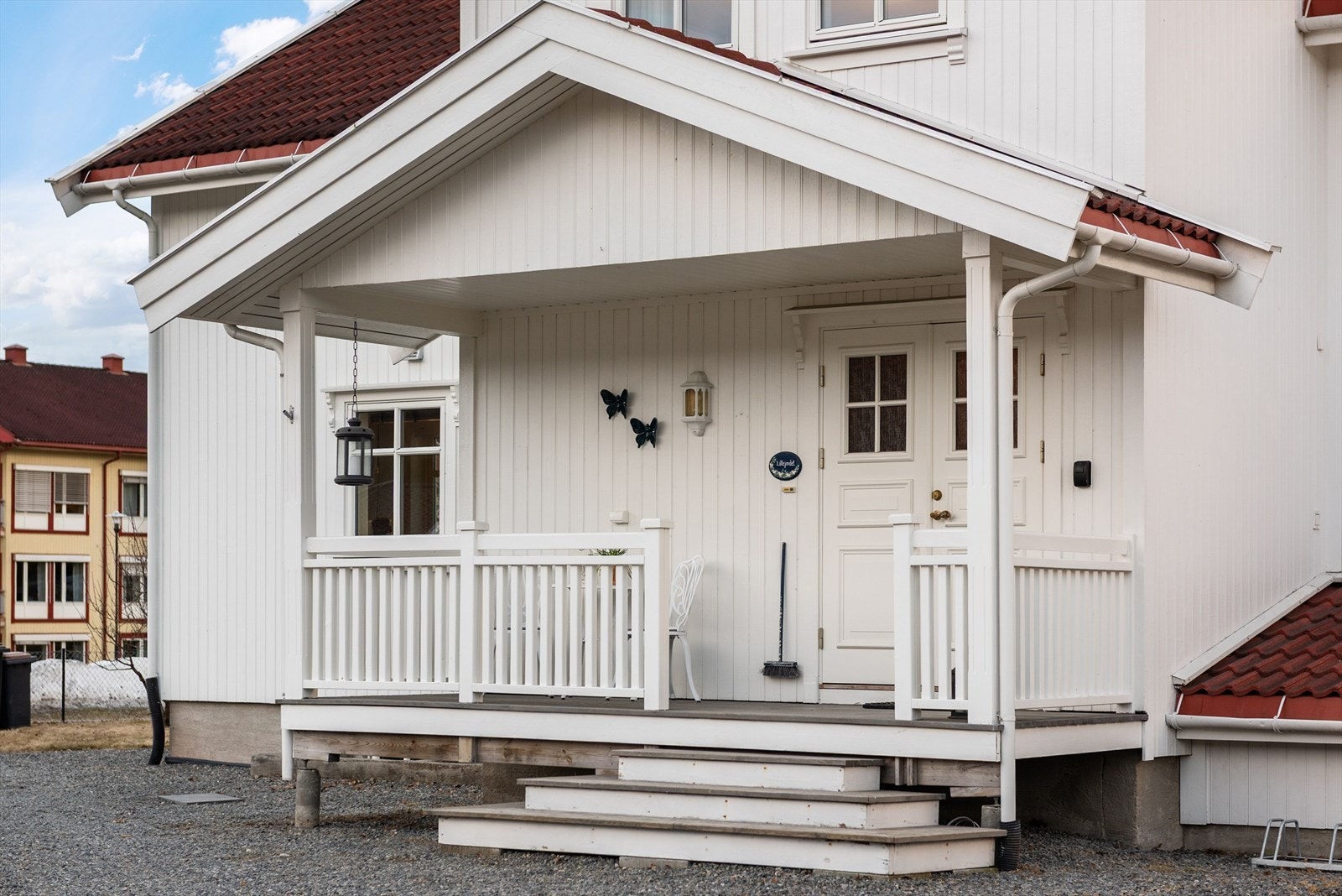 Det flotte, overbygde inngangspartiet ønsker både beboere og gjester velkommen med stil. Galleribilde