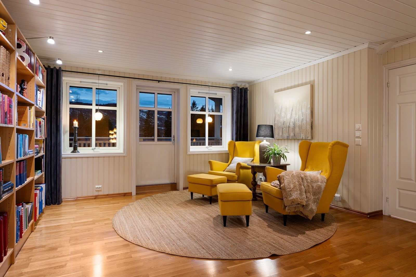 Loftstuen er lys og innbydende, med fleksible løsninger som gjør den perfekt som avslapningsområde, lekerom eller hjemmekontor. Galleribilde
