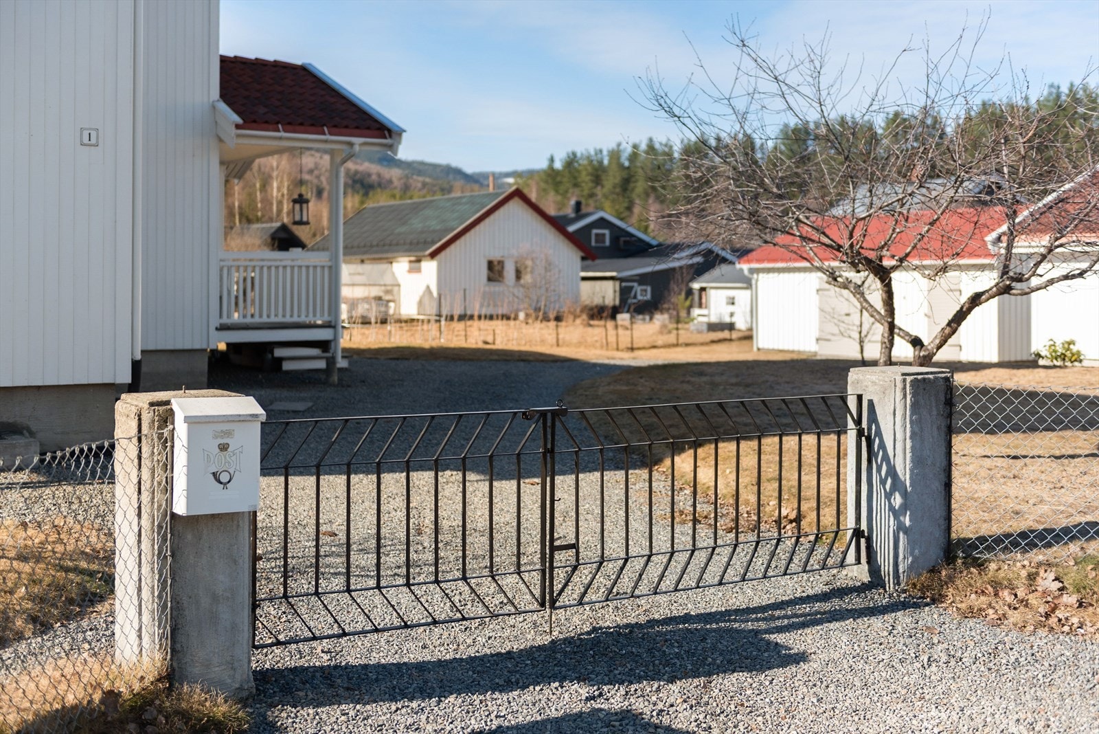 Porten ved inngangspartiet skaper en innbydende og eksklusiv inngang, som samtidig gir trygghet og avgrensning mot omgivelsene. Galleribilde