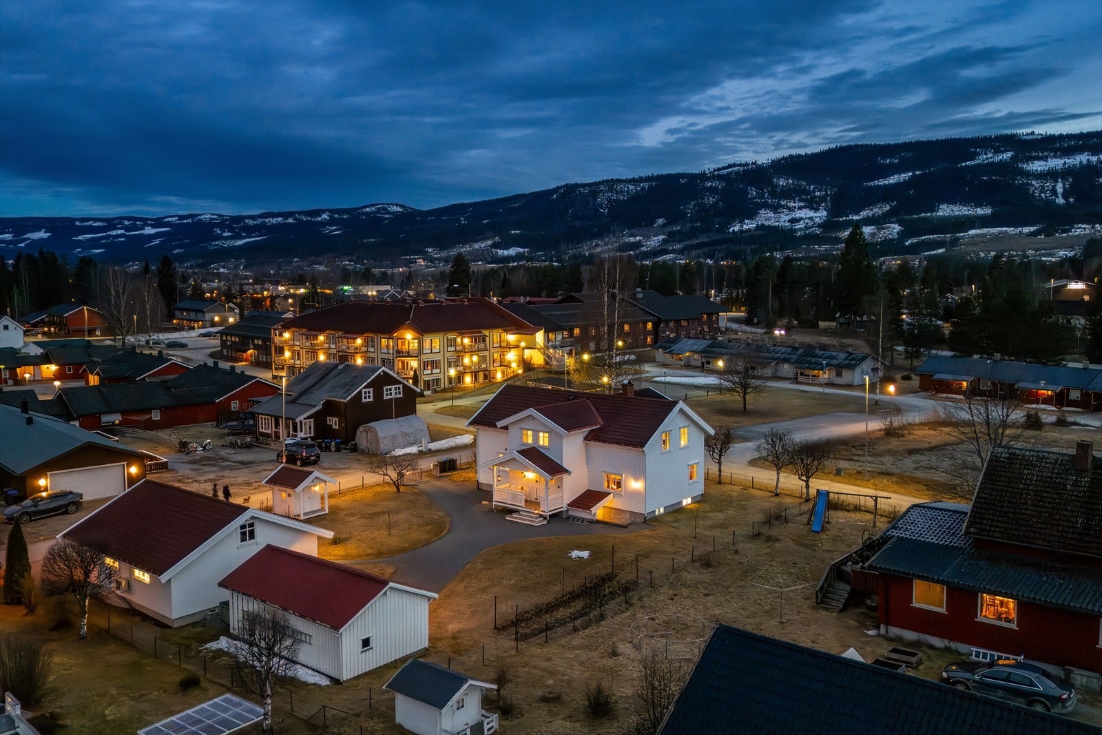 Veslevegen 1 ligger i et etablert og sentralt boligområde. Kort vei til Dokka sentrum, hvor man finner et godt utvalg av butikker, kafeer, servicetilbud og daglige nødvendigheter. Her ligger alt til rette for en enkel og komfortabel hverdag. Galleribilde