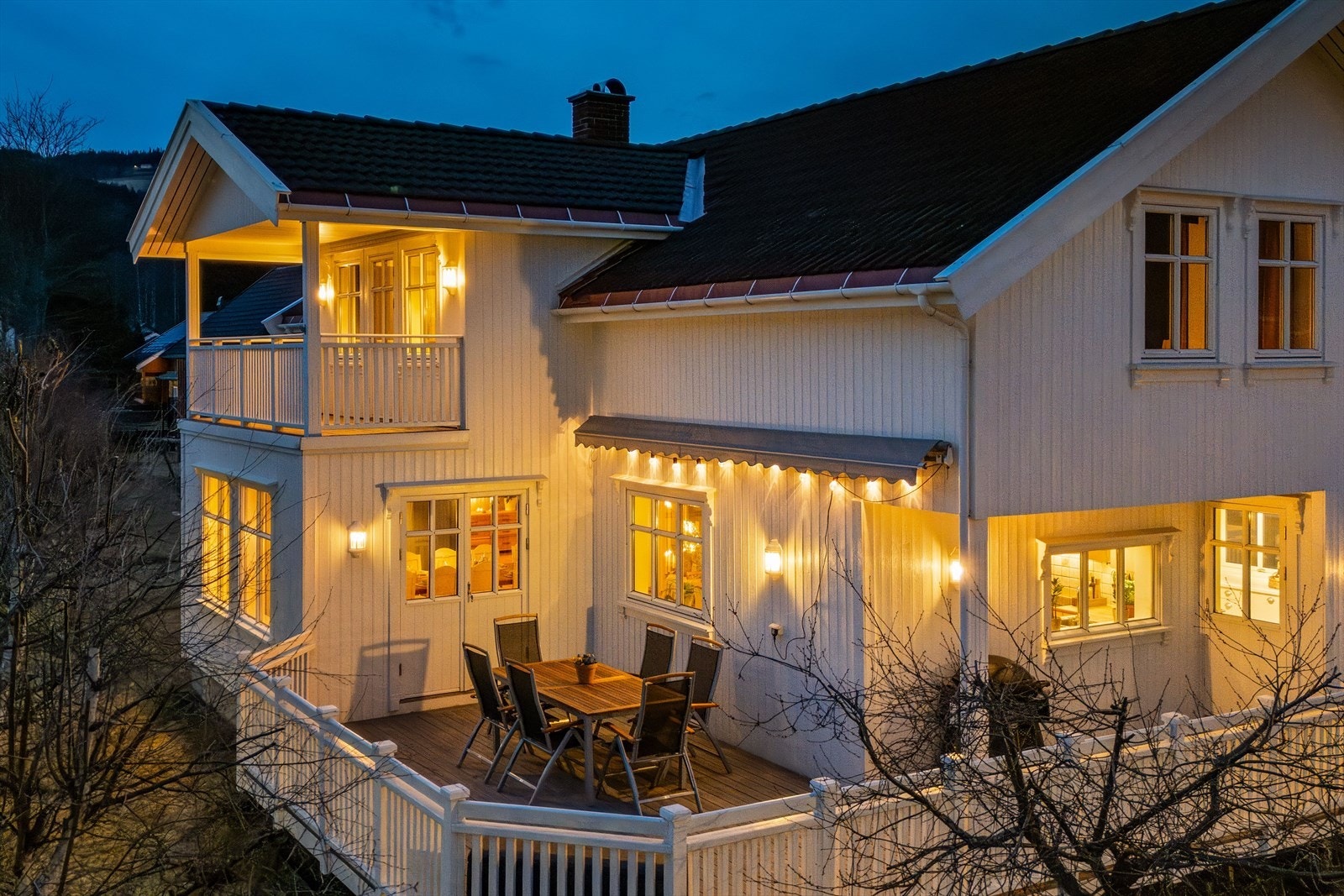 Når kvelden senker seg, forvandles terrassen til et stemningsfullt uteområde med lun atmosfære og gode rammer for lange sommerkvelder. Galleribilde