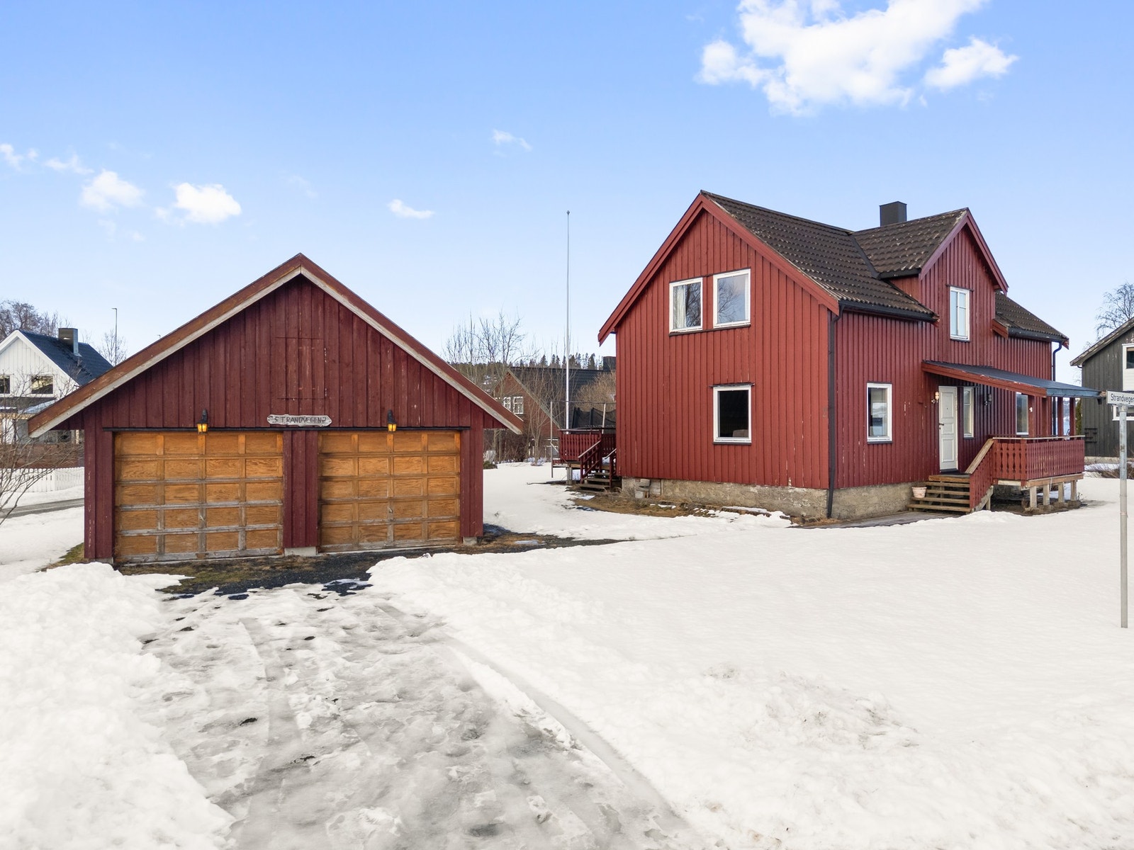 Fasadebildet - Romslig tomt. Galleribilde