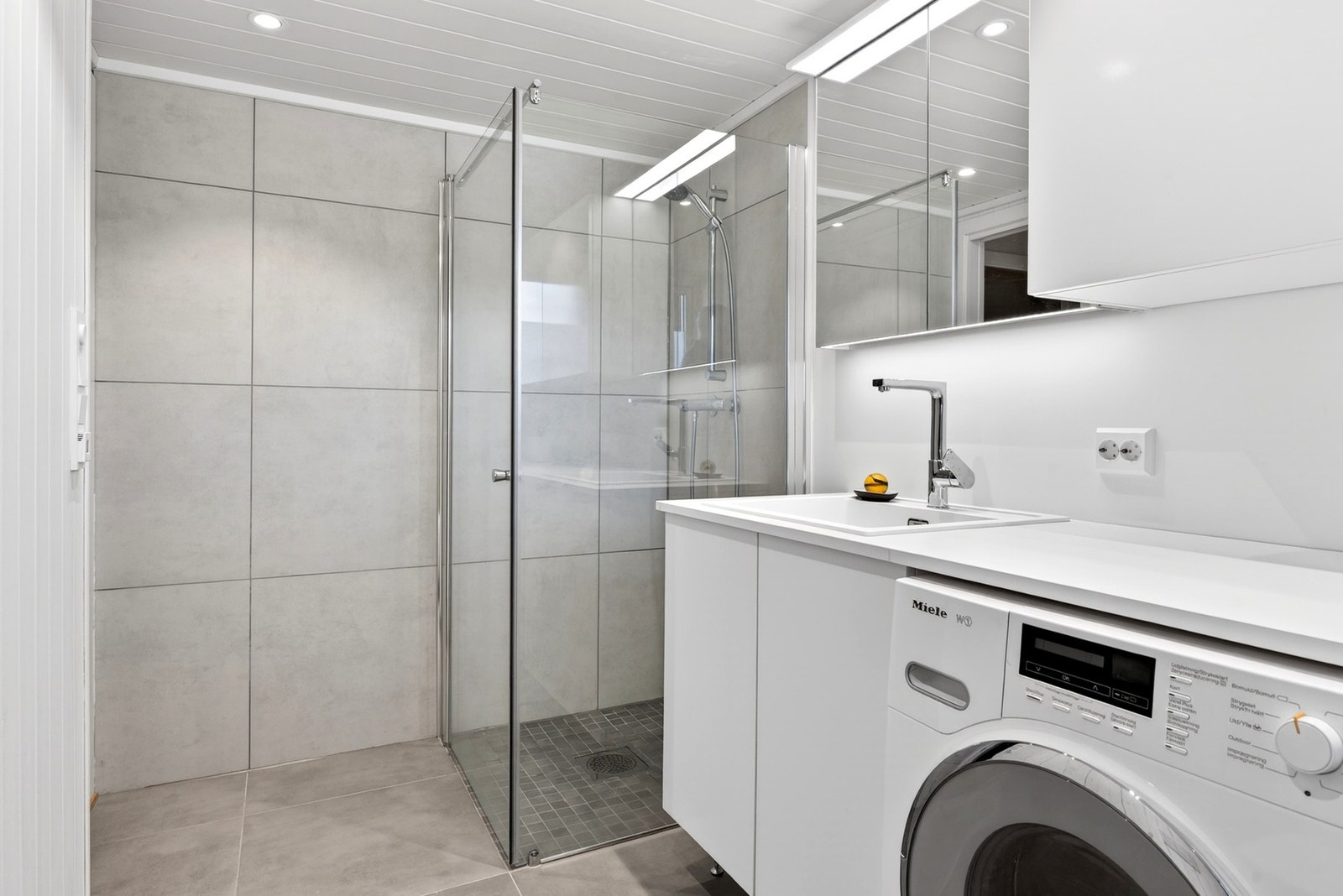 Badet er tidløst med fine materialvalg. Galleribilde