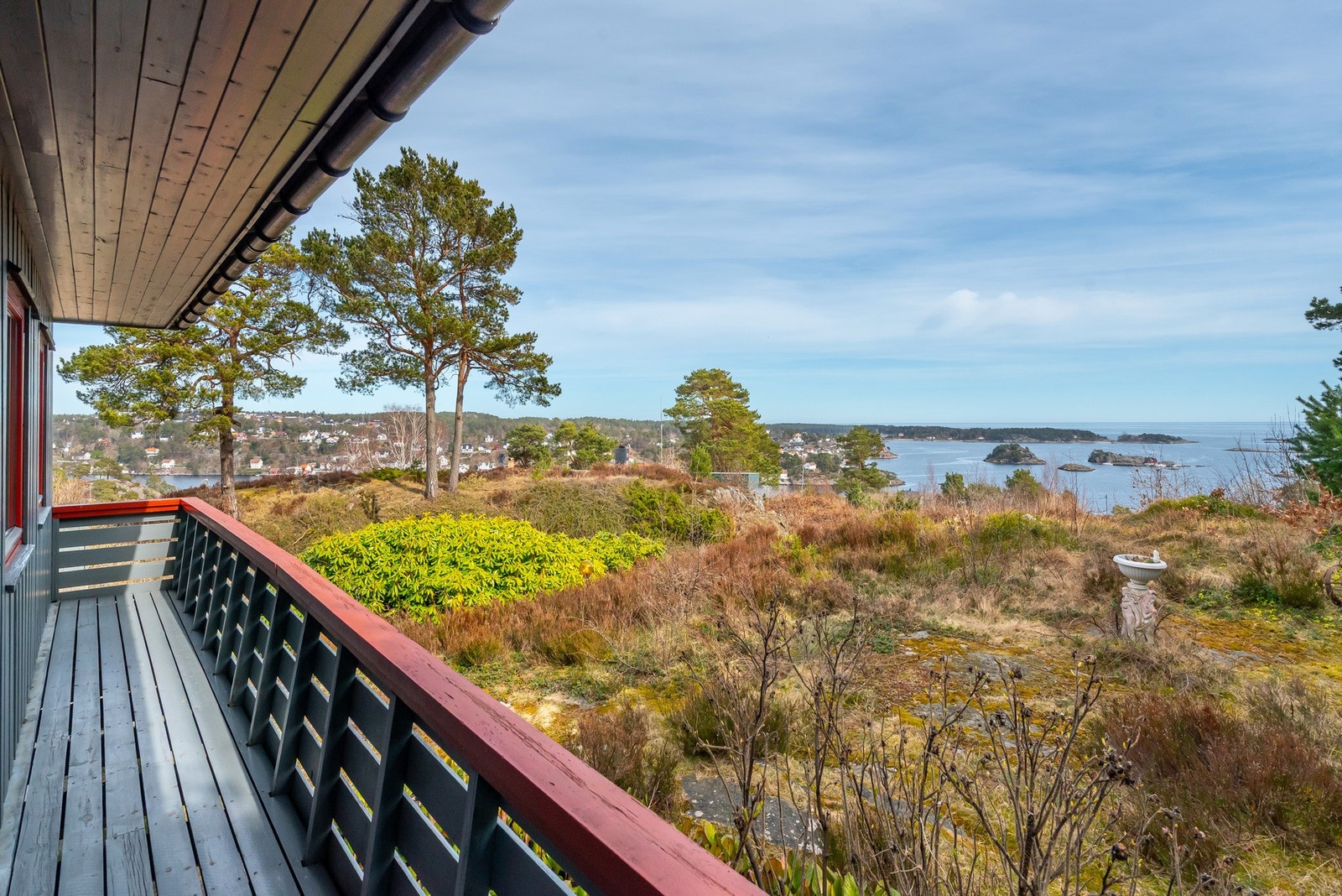 Her ser man til Galtesund, Tromøy, Merdø og ut mot havet. Galleribilde