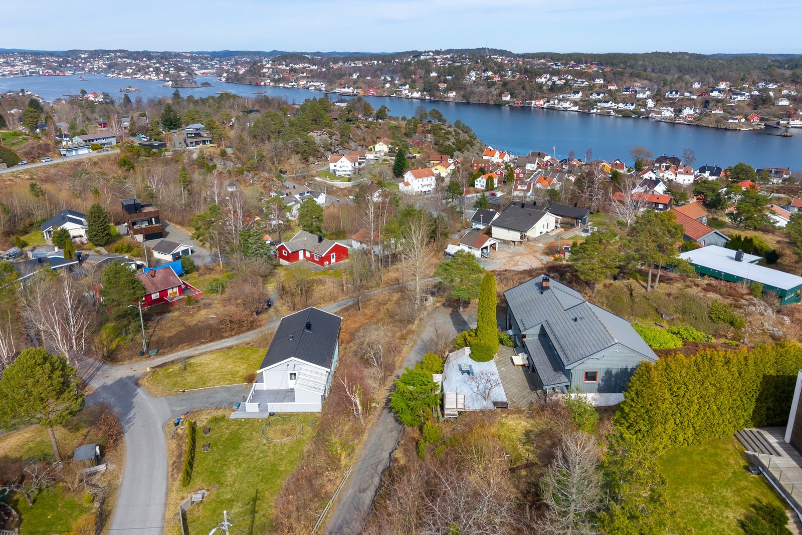 Beliggenheten er helt topp med gangavstand til skole, busstopp og turområder. Galleribilde
