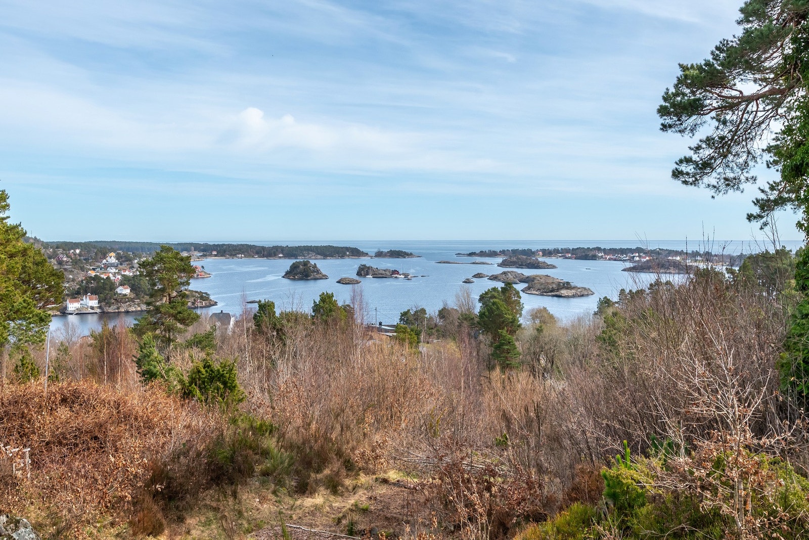 Nærmeste nabo er friområdet, nærmere bestemt Festningen på Hisøy. Her har en lekeplass, frisbeegolfbane og fine turområder tilgjengelig. Galleribilde
