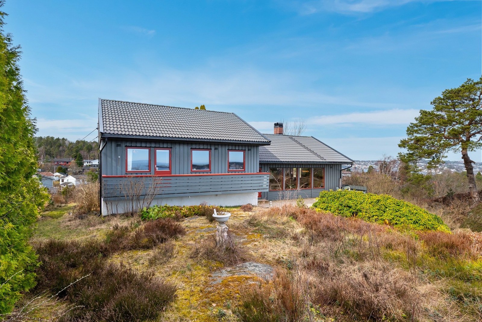 Tomta har flere ulike soner både med terrasse, beplanting og naturtomt. Galleribilde