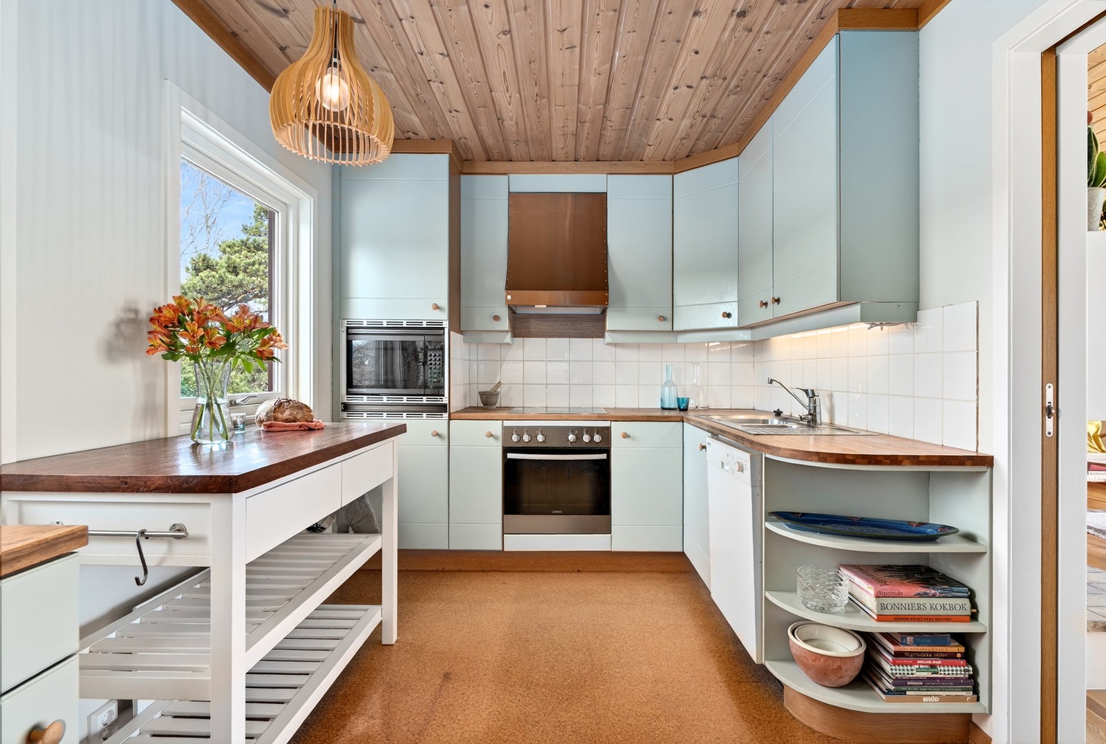 Kjøkkenet er av eldre dato, men rørene ble byttet ut i forbindelse med renovering av bad i underetasjen. Galleribilde