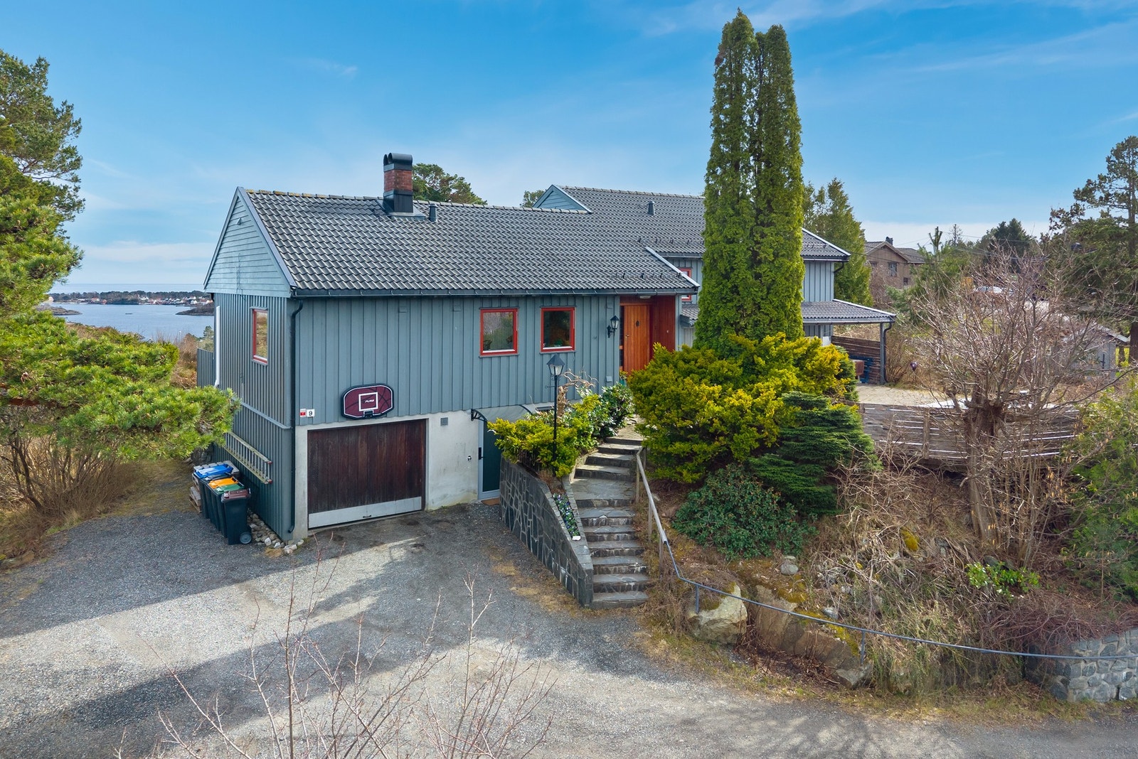 Garasje med elbil-lader samt parkering på egen tomt. Galleribilde