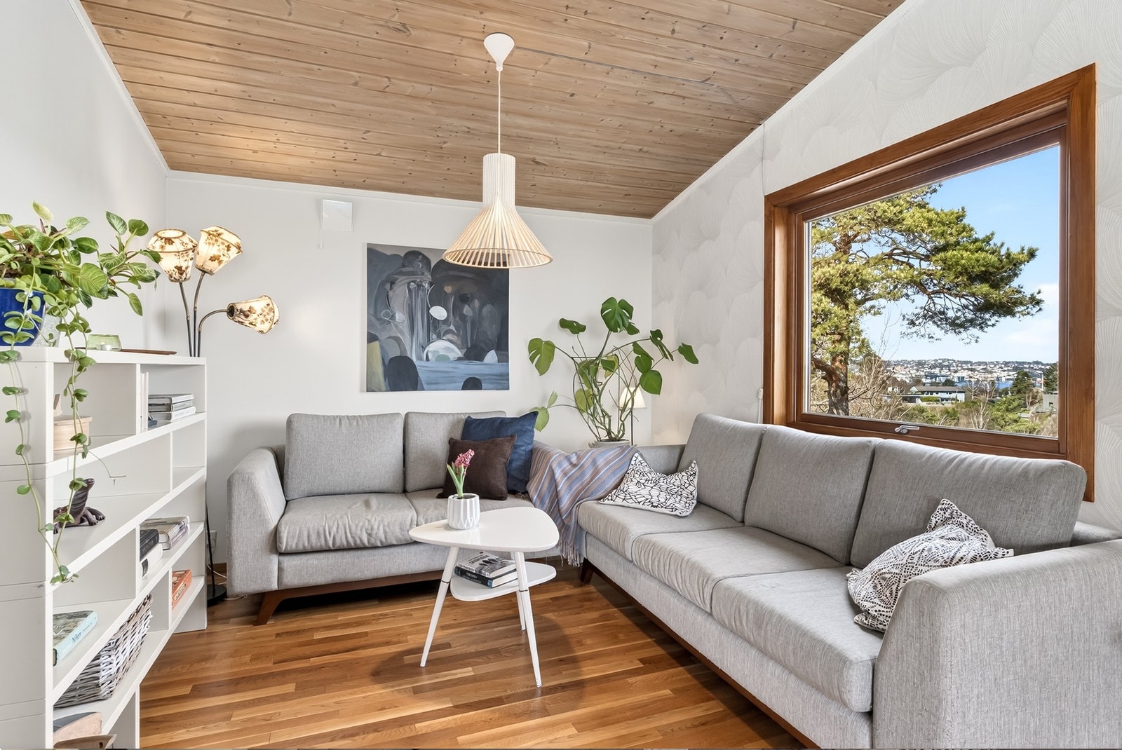 Fra deler av stua ser man mot Byfjorden og inn til byen. Galleribilde