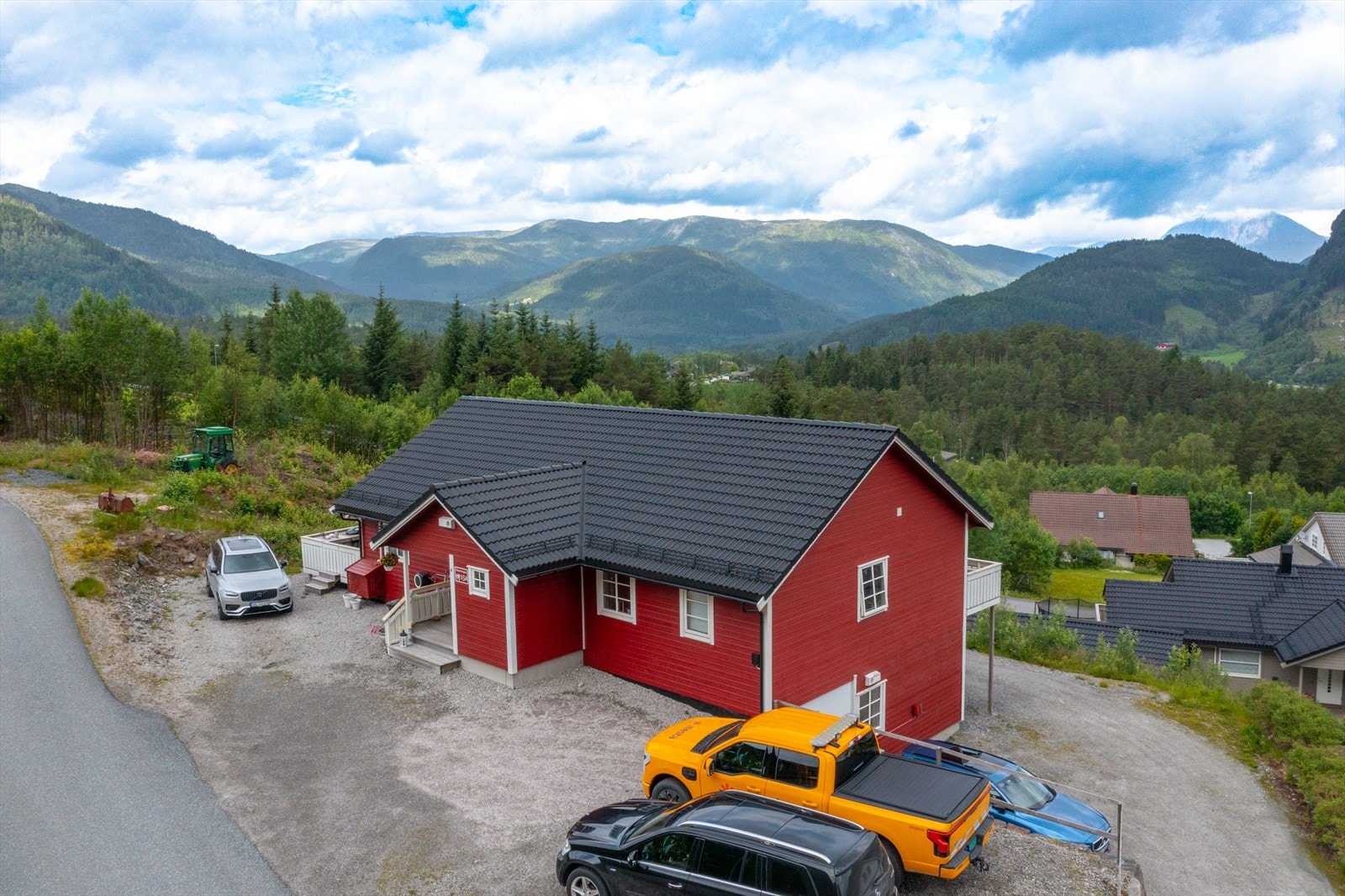 Rundt eiendommen er det opparbeidet parkeringsplasser for flere biler. Galleribilde
