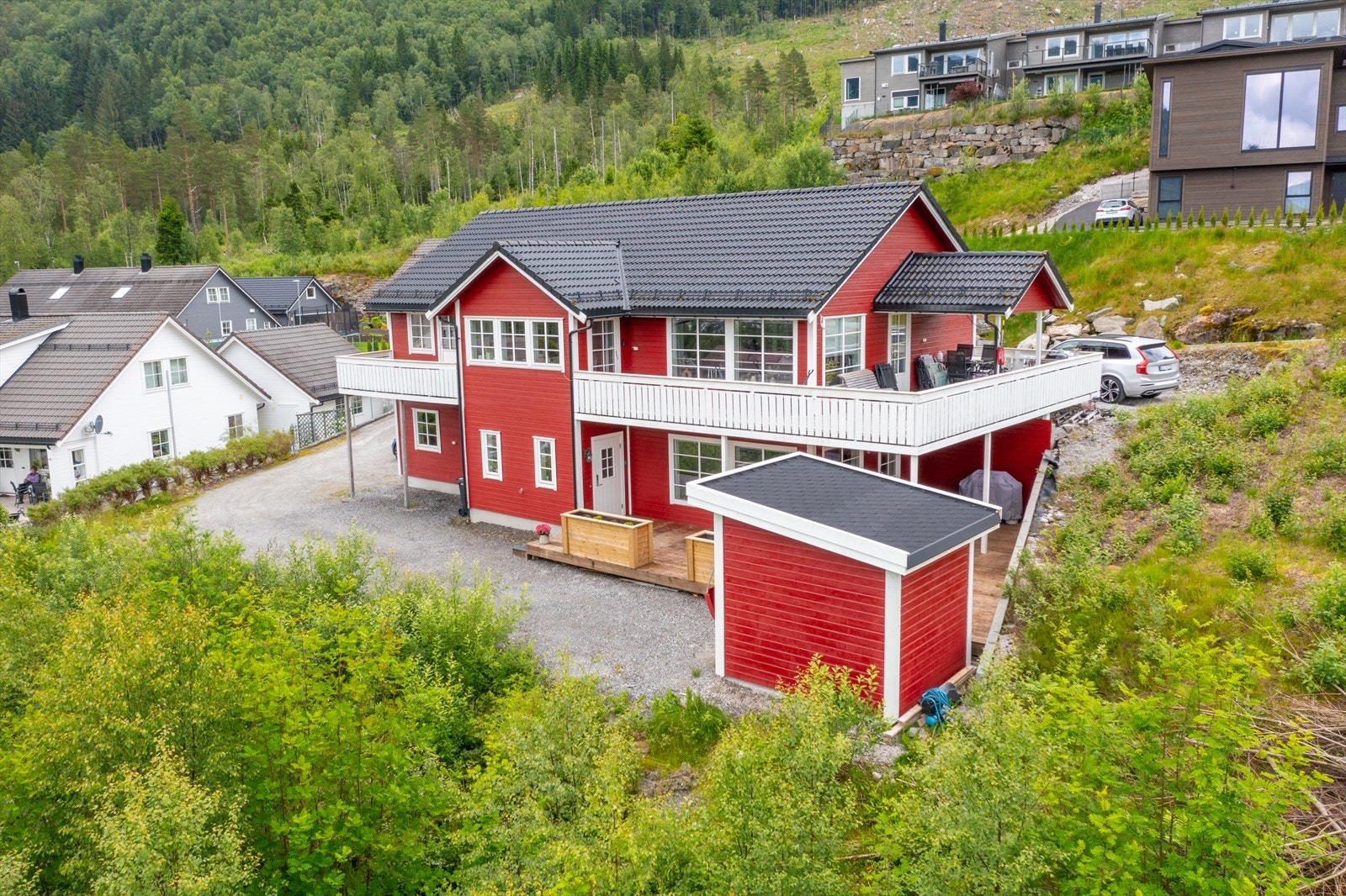 Eiendommen ligger fint til i nyetablert boligfelt på Sande. Galleribilde