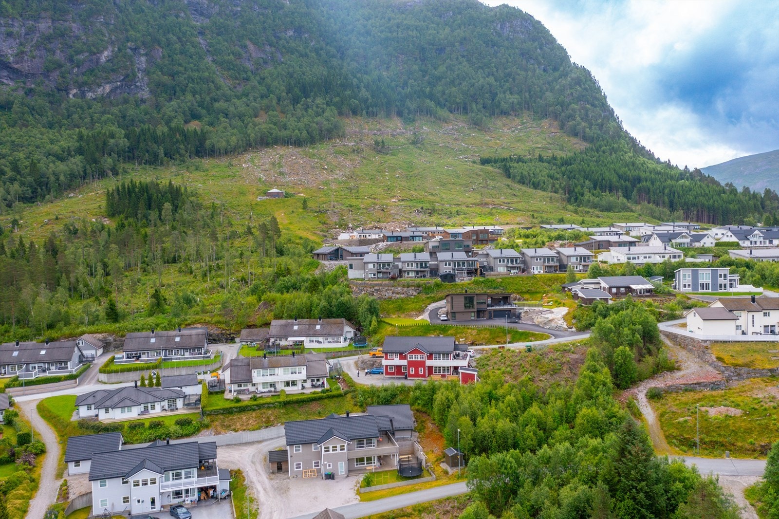 Her bor du i ett barnevennlig og rolig boligfelt med enkel tilgang til fine turområder. Galleribilde