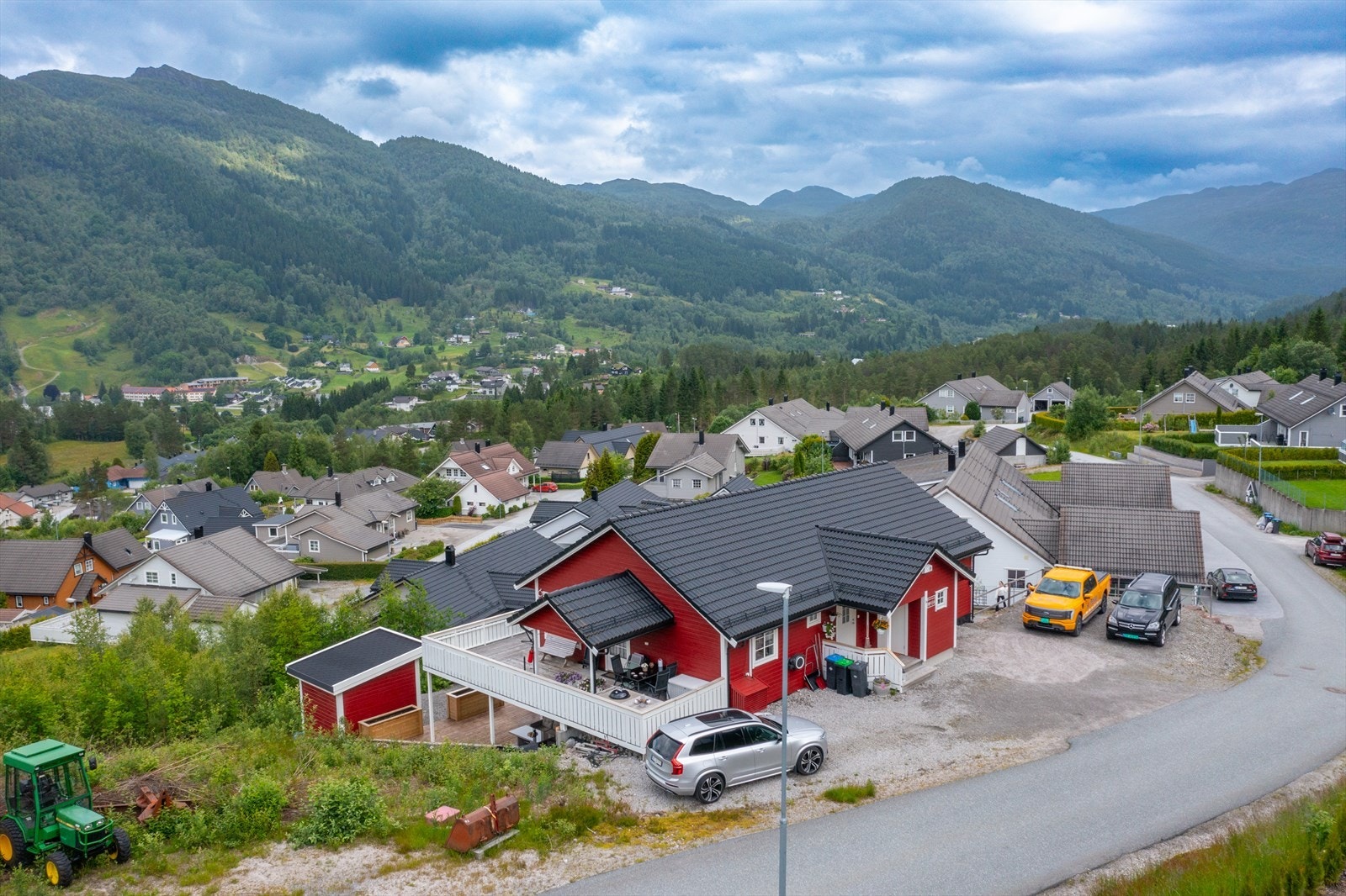 Eiendommen ligger i naturskjønne omgivelser i Steiafeltet med kort gangavstand til barnehage, skole, butikk og servicefunksjoner på Sande. Galleribilde