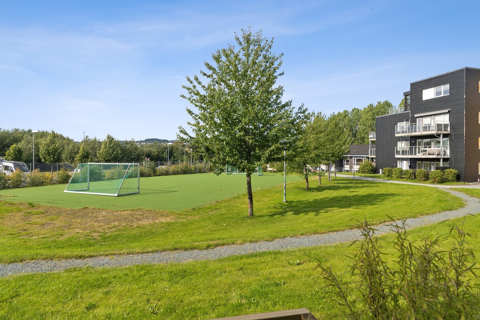 I nabolaget finnes det en fotballøkke med kunstgress. Galleribilde