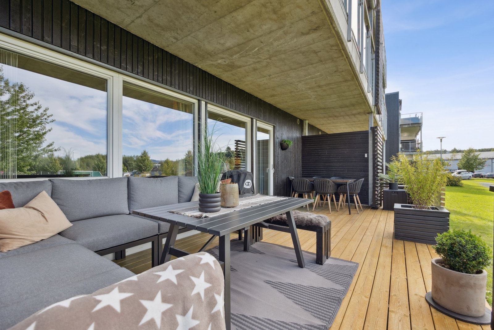 Fra stue/kjøkken er det utgang til en dels overbygd, vestvendt markterrasse på ca. 22 kvm. Galleribilde