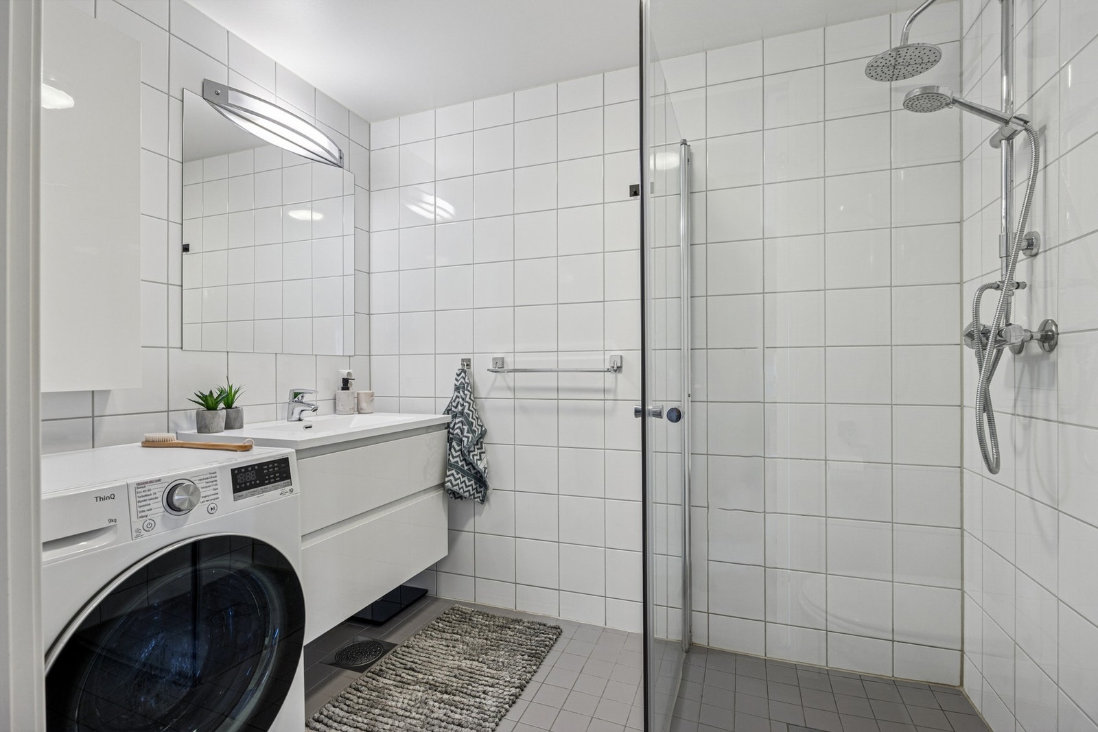 Badet har dusjhjørne med regnfallsdusj og innfellbare glassdører. Galleribilde