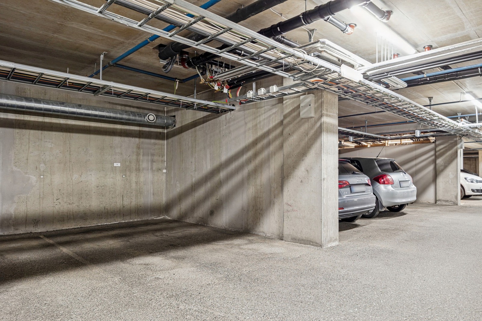 Det medfølger p-plass i garasjekjeller. Mulighet for elbillading ved å tegne eget abonnement eller kjøpe lader. Galleribilde