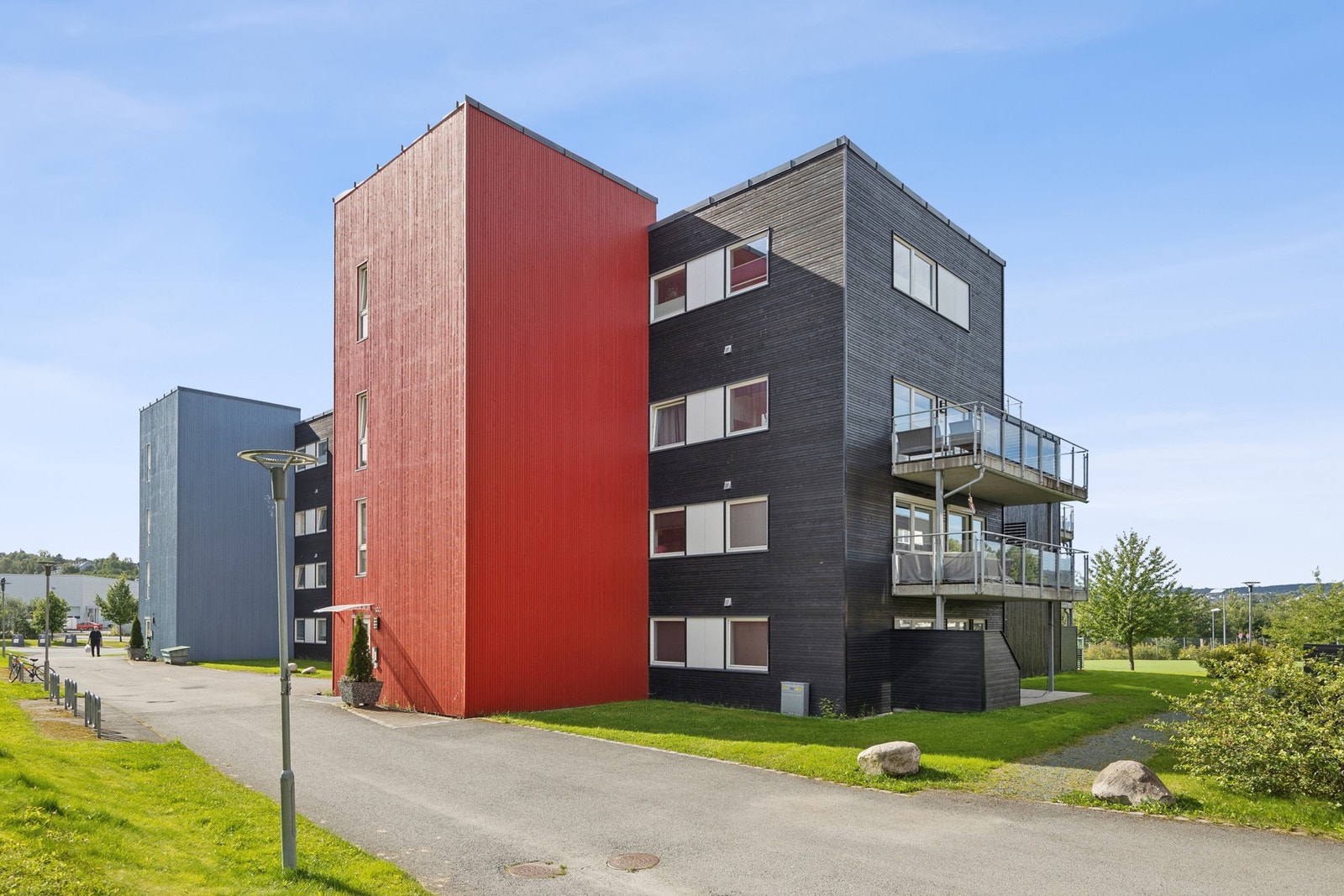 Leiligheten er plassert i 1. etasje i et moderne boligbygg, oppført i 2013. Galleribilde
