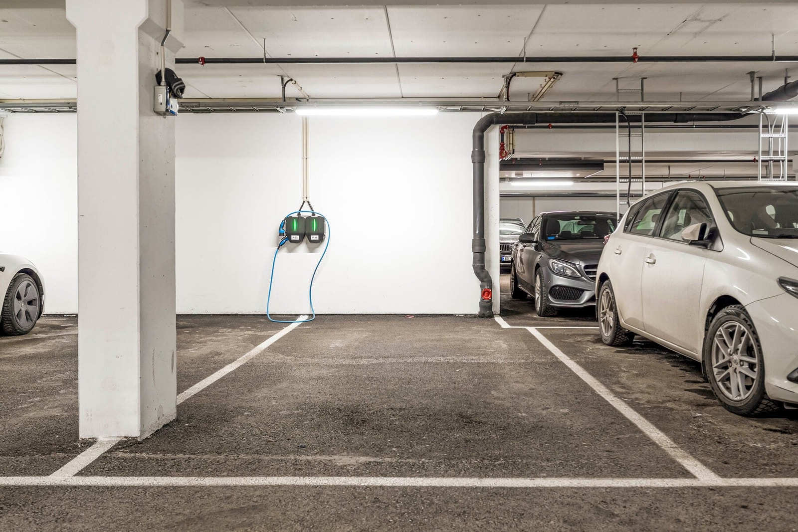 Det følger med en garasjeplass i felles parkeringskjeller. I kjelleren er det også en bod på 5 kvm. Galleribilde
