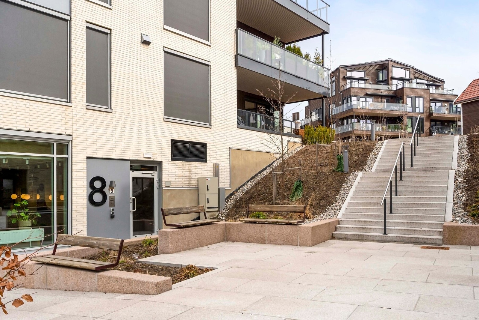 Det er to inngangspartier i Ringshaugveien 8. Et nede på gateplan og et inn fra bakgården. Galleribilde