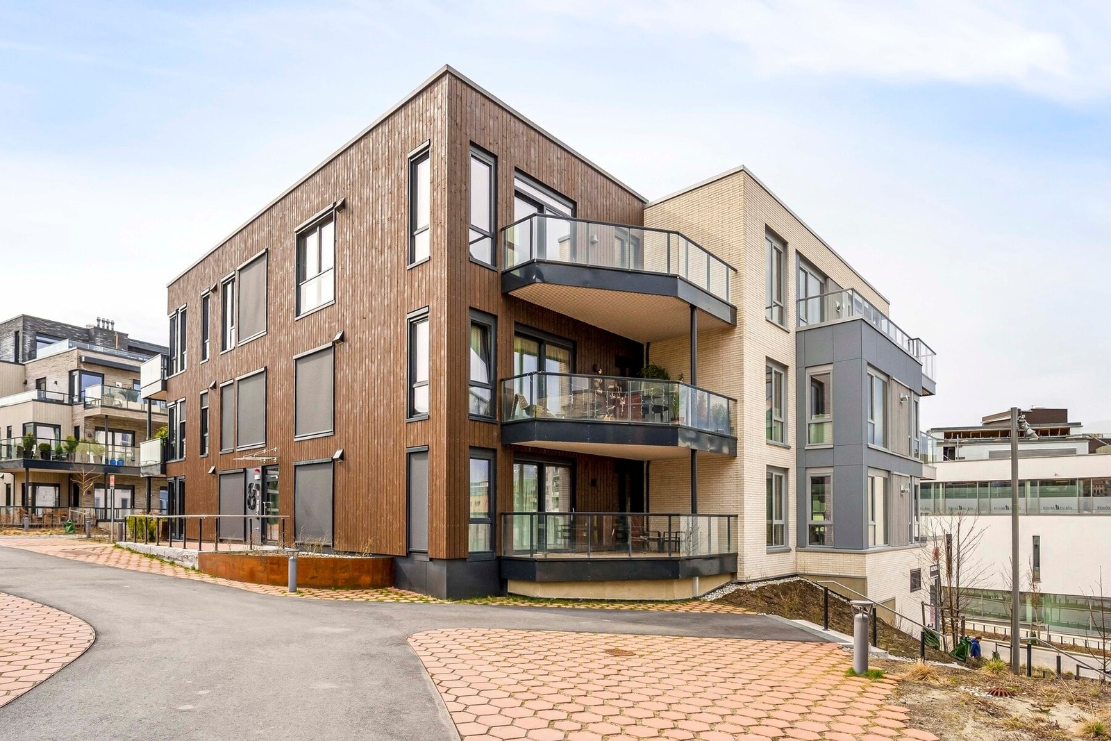 Leiligheten er en 3-roms toppleilighet som ligger i dette moderne bygget fra 2024. Galleribilde