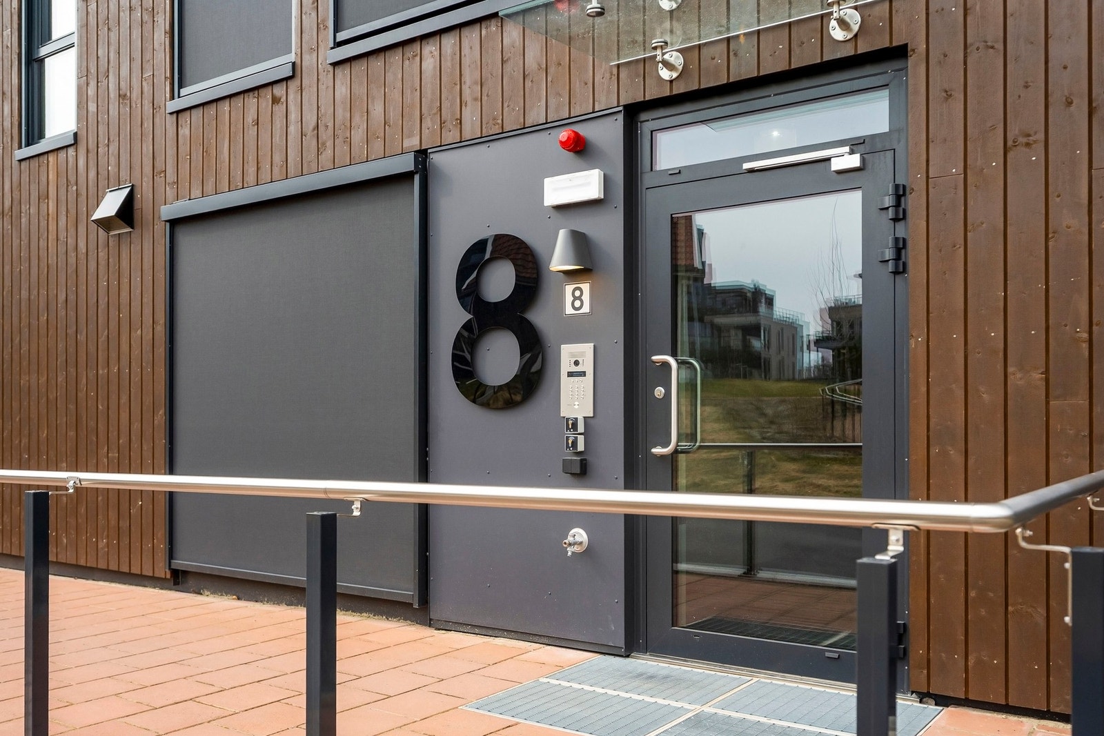 Bygget har moderne og tidsriktige fasader. Galleribilde