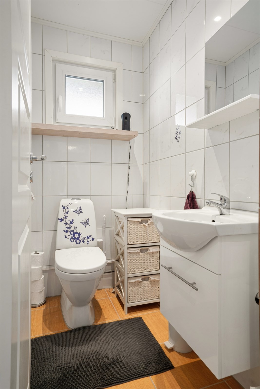 Separat toalettrom ved siden av badet. Galleribilde