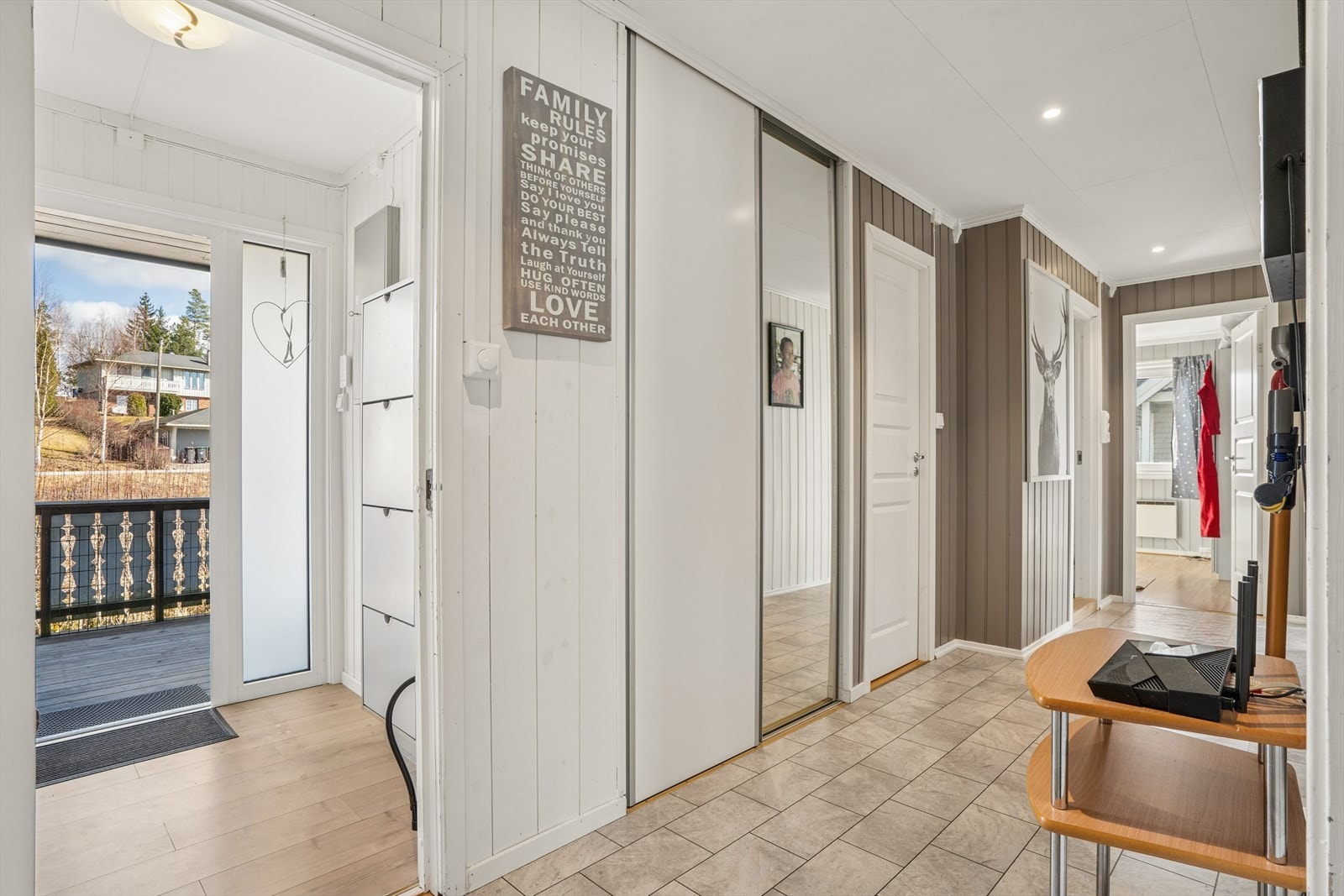 Bad- og soveromsgang. Praktisk garderobe med skyvedører. Galleribilde