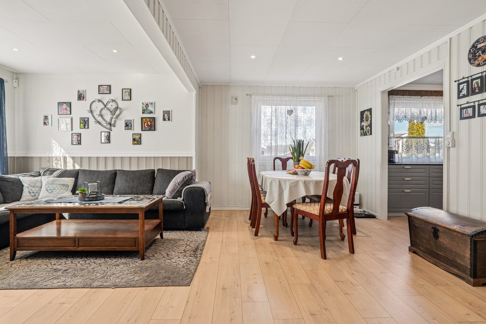 Det er plass til både sofa- og spisegruppe. Galleribilde