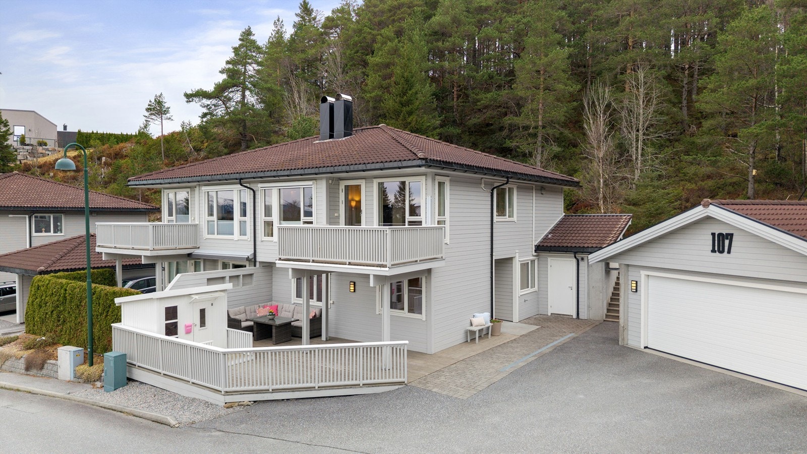 Velkommen til Skåtadalen 107! En innholdsrik halvpart av en tomannsbolig med flere terrasser og dobbelgarasje presentert av Eiendomsmegler/Daglig leder Preben Willmann Galleribilde
