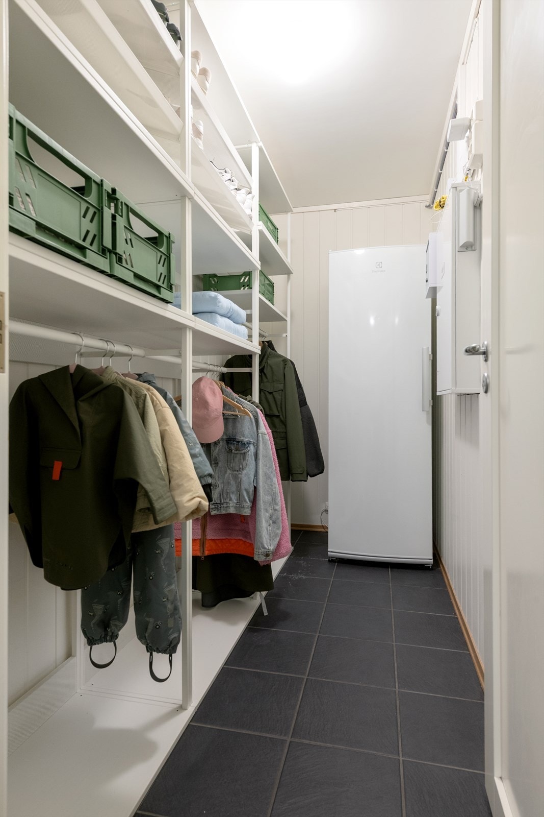Innenfor vaskerommet er det en romslig bod med ny garderobeløsning som gir rikelig med lagringsplass. Galleribilde