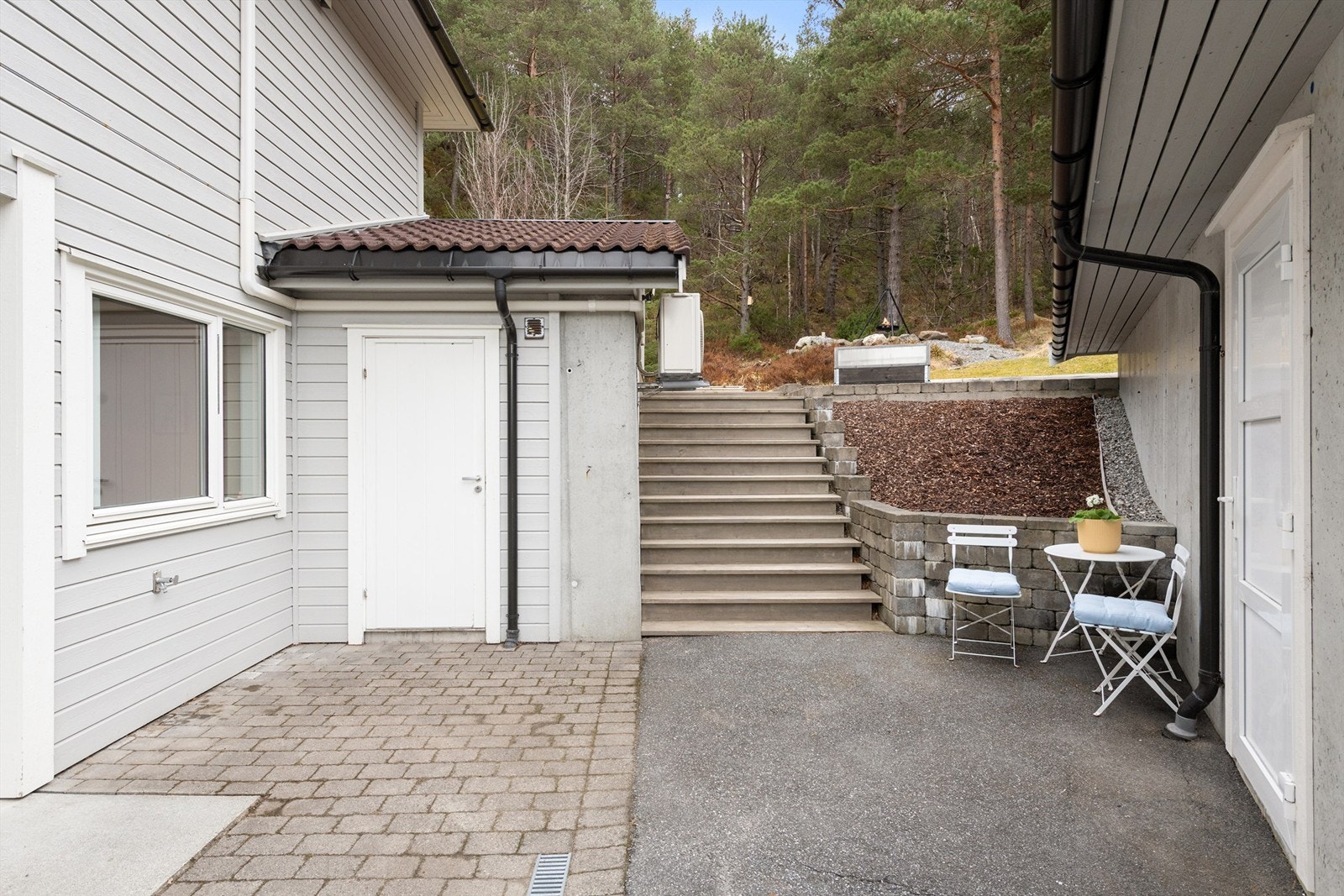 Utvendig trapp i tre ved sportsboden som leder opp til hagen og den store flotte markterrassen. Galleribilde