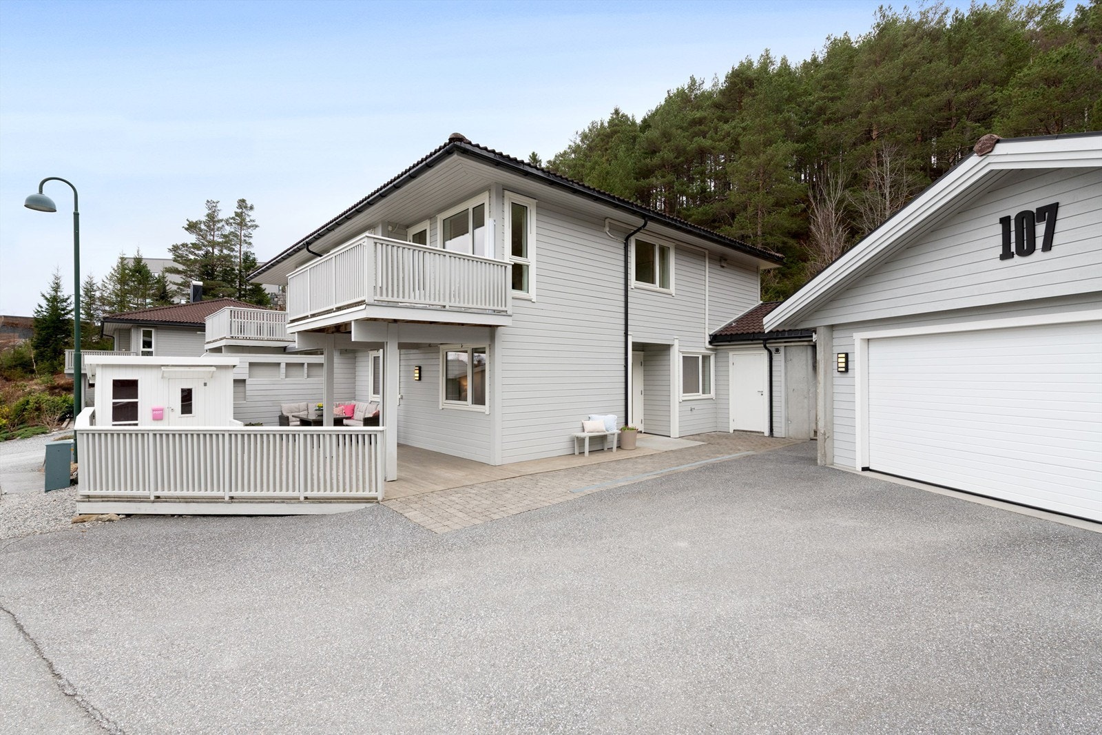Asfaltert gårdsplass med enkel adkomst til både bolig og garasje. Galleribilde