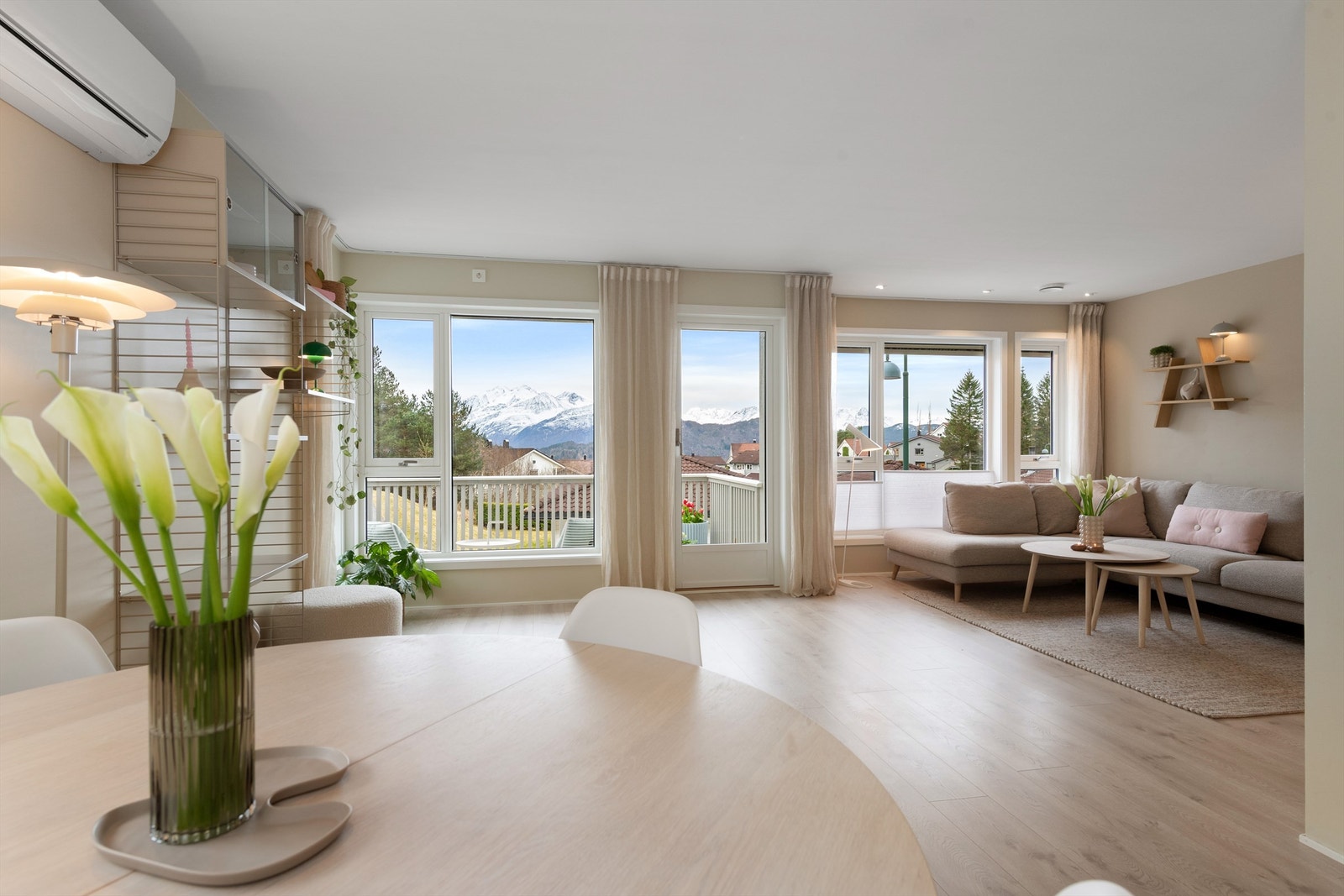 Boligen byr på gode utsiktsforhold mot fjellene fra de sosiale sonene i første etasje. Galleribilde