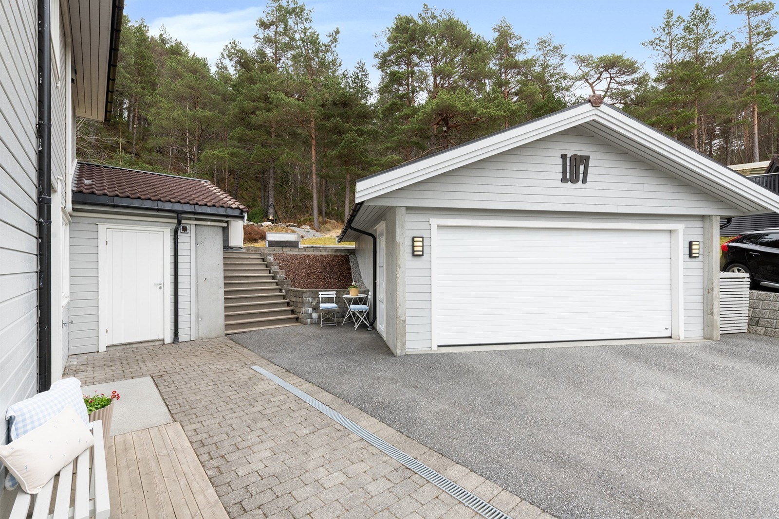 Dobbel garasje på 44 m² oppført i 2016, med ferdigattest. Galleribilde