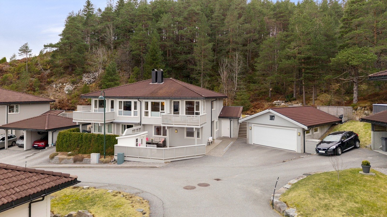 Boligen ligger i et meget barnevennlig og veletablert boligområde. Galleribilde