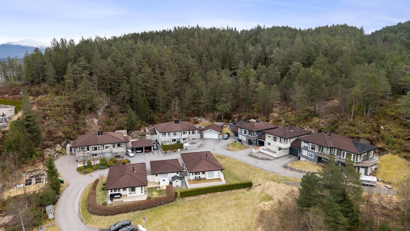 Et rolig og etablert bomiljø med kort vei til både natur og servicetilbud. Galleribilde