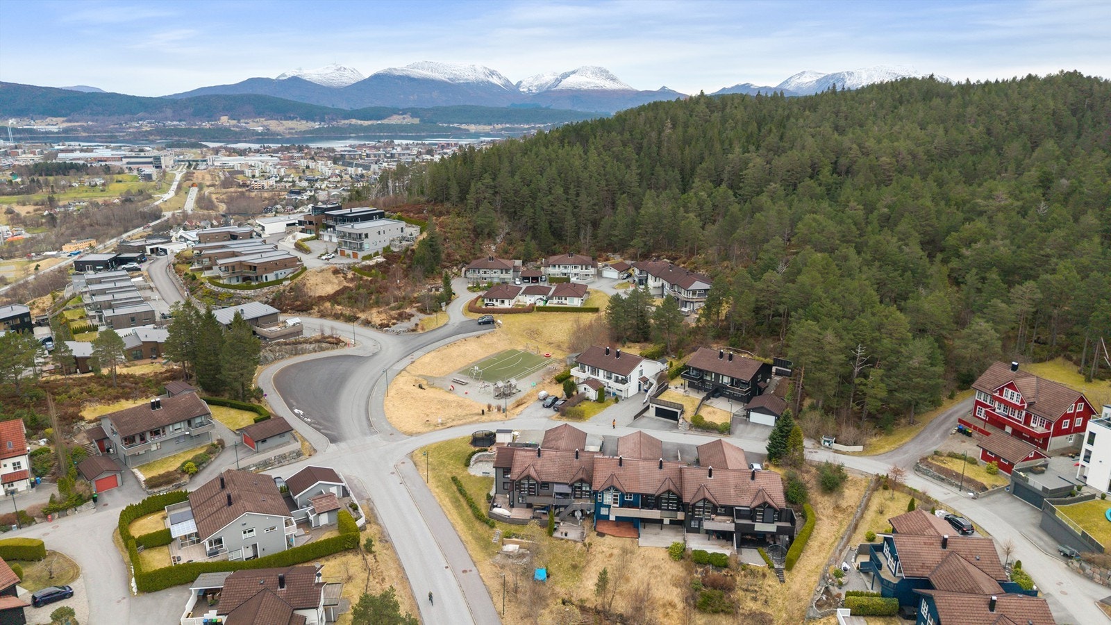 Fra eiendommen er det kort vei til dagligvarebutikker på Blindheim og i Spjelkavik. Galleribilde