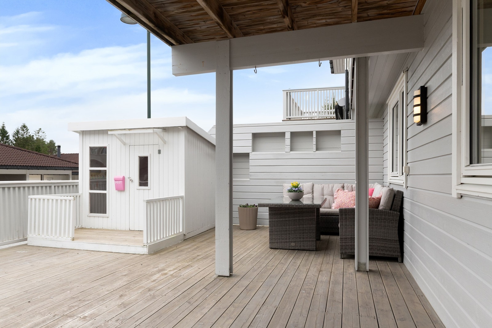 Den sørvendte terrassen ved inngangspartiet er på hele 38 m² og har god plass til utemøbler. Galleribilde