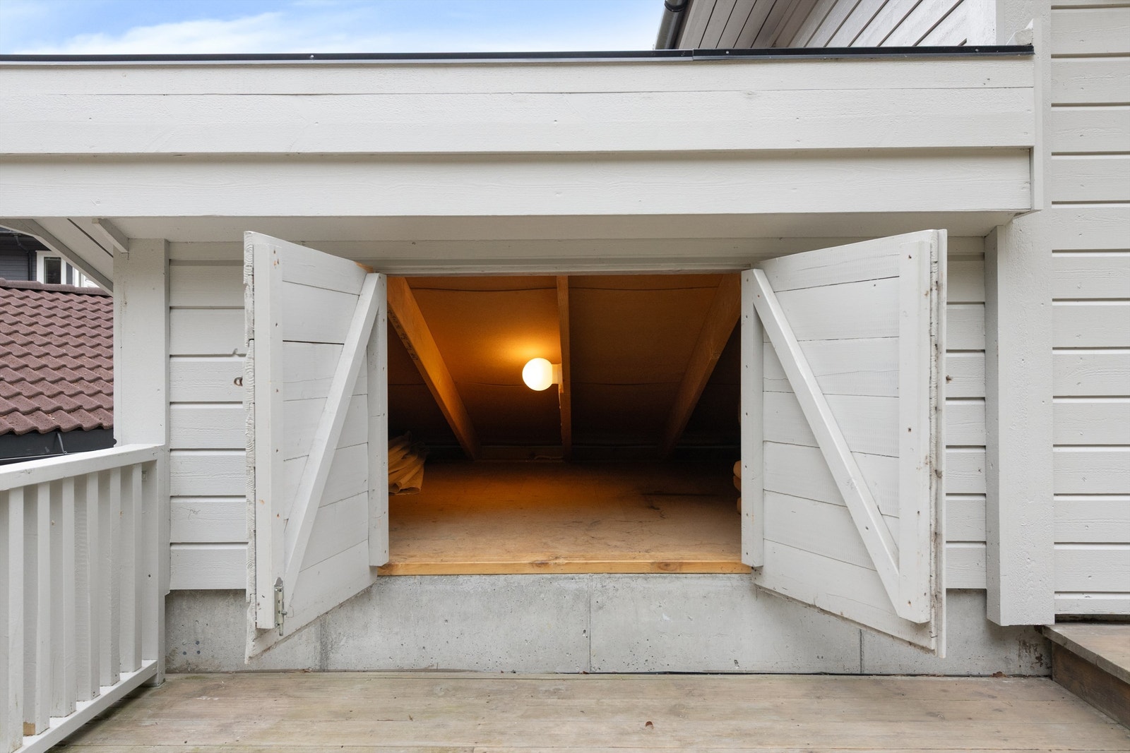 Over uteboden på 6 m² er der lagt loft for ekstra lagring. Unike lagringsmuligheter på boligen. Galleribilde