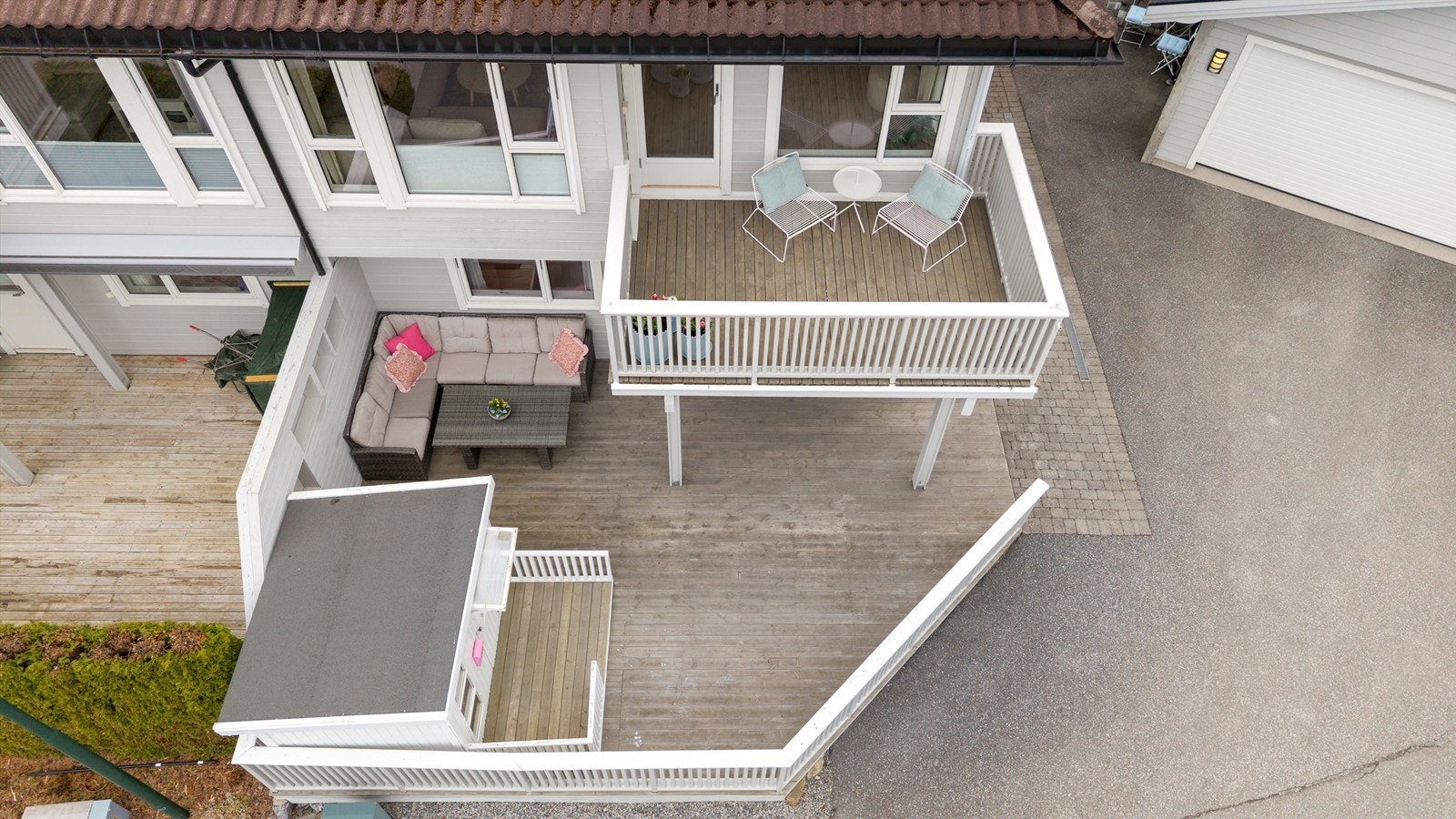 Boligen har en gjennomtenkt plassering på tomten med flere private og solrike uteplasser. Galleribilde