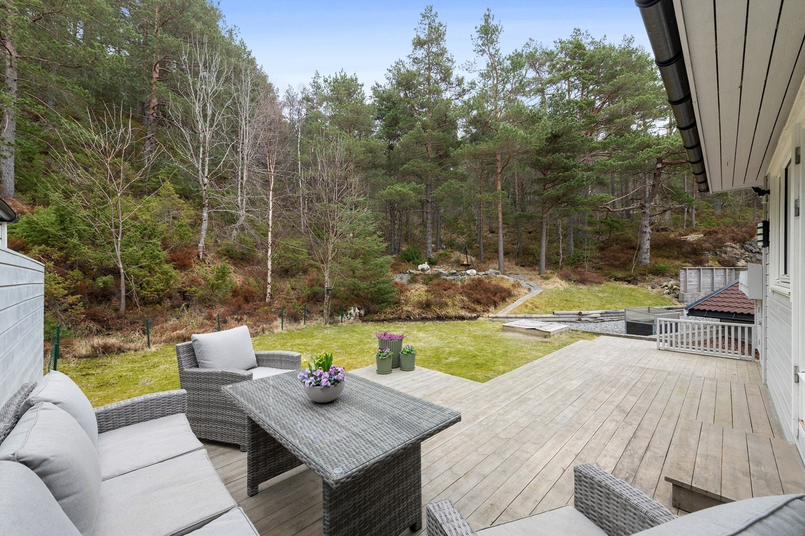 Uteområdet er pent opparbeidet og grenser mot et naturskjønt friområde. Galleribilde