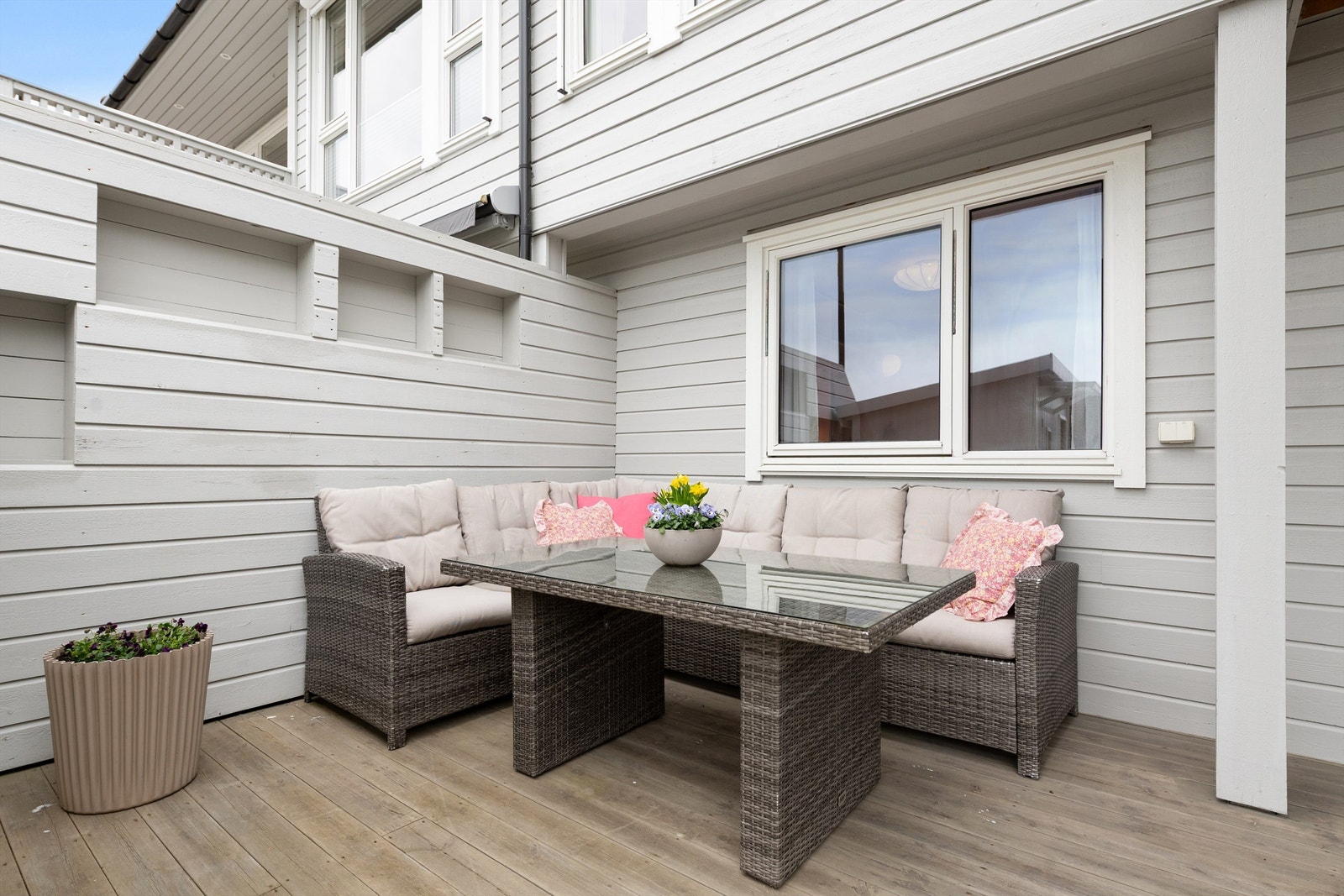 En perfekt plass for en sofagruppe, skjermet og med enkel adkomst fra inngangspartiet. Galleribilde