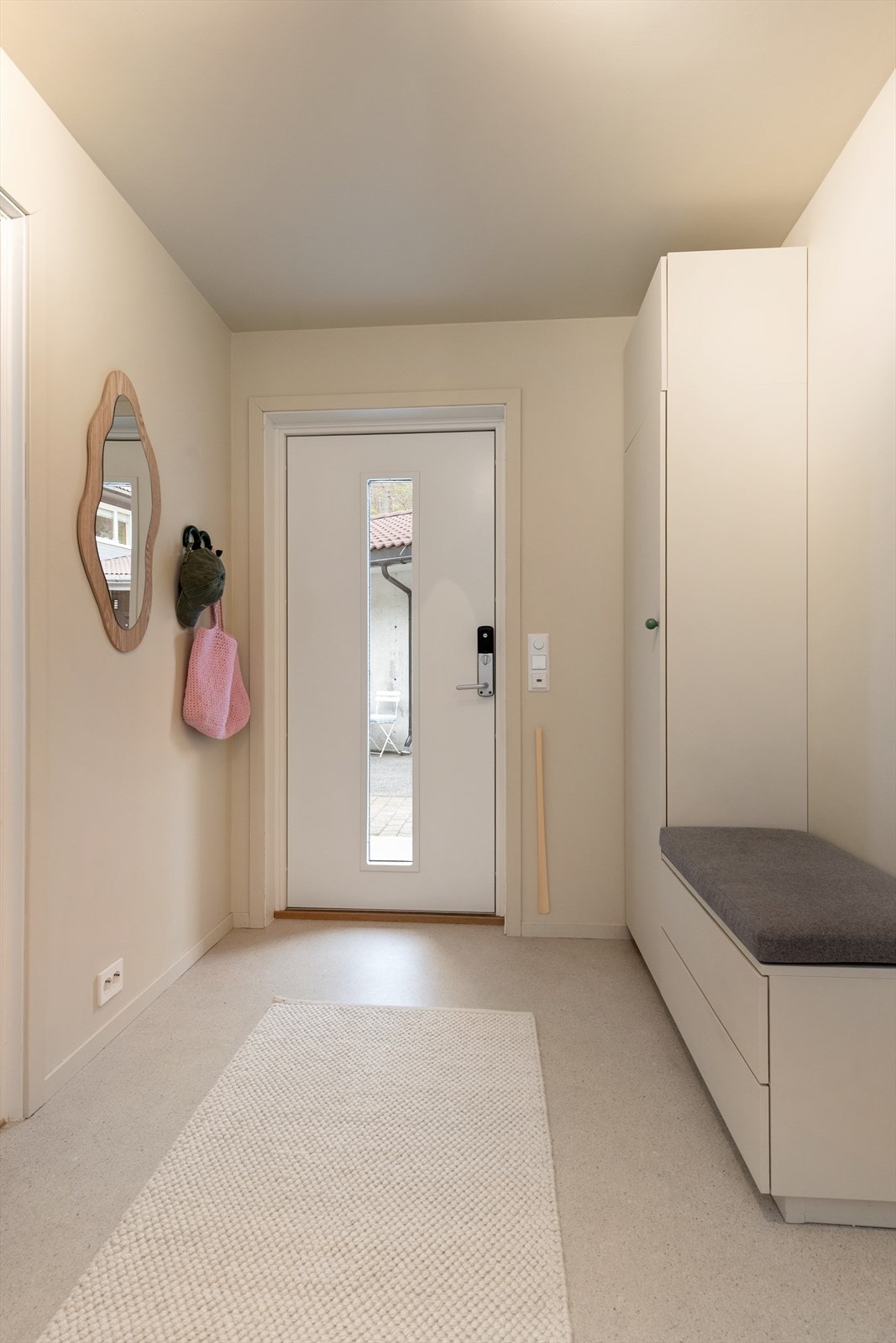 Fra entréen er det direkte utgang til en stor, sørvendt terrasse på 38 m². Galleribilde