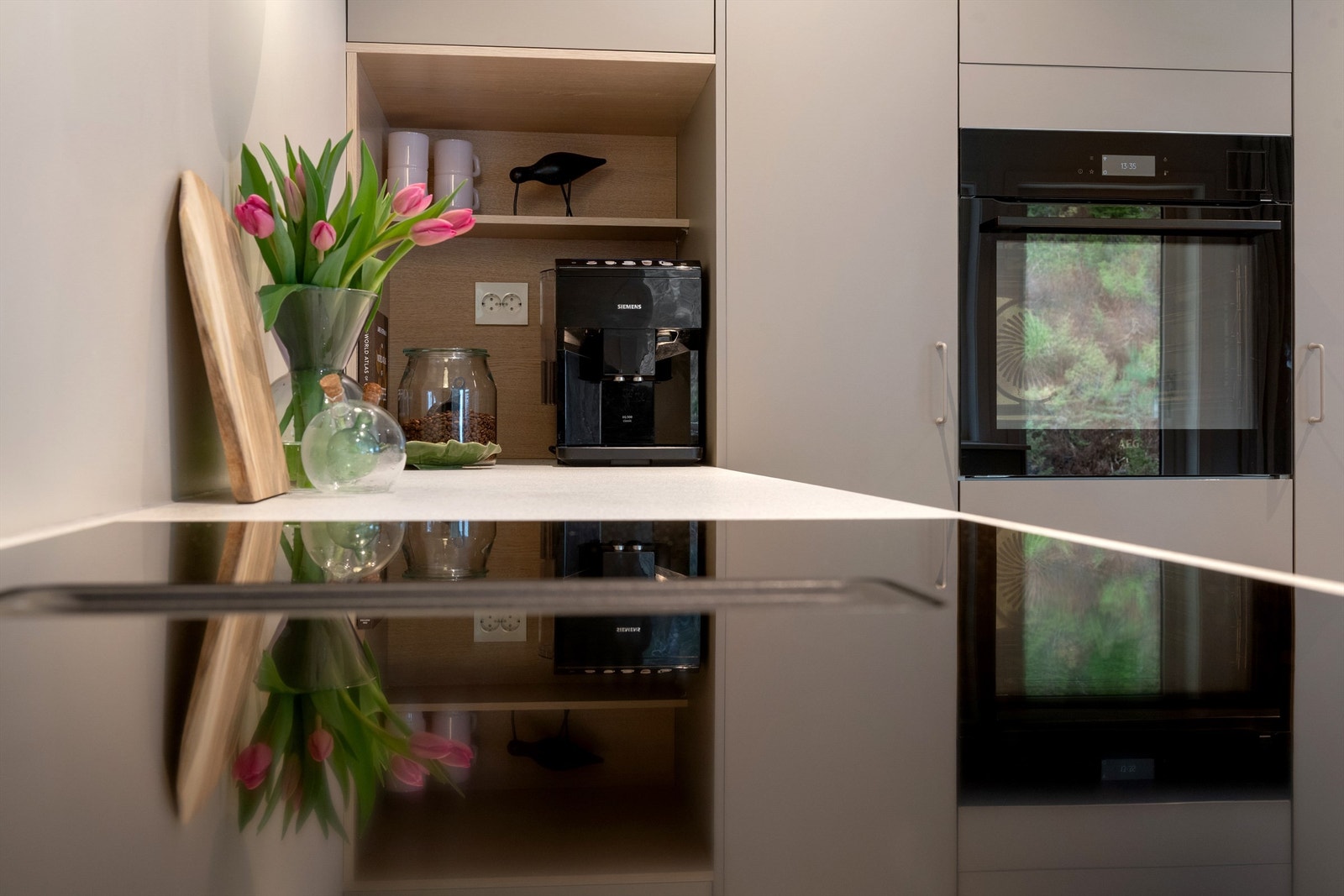 Platetoppen har innebygd ventilator, og det er installert automatisk vannstopper med fuktsensor. Galleribilde