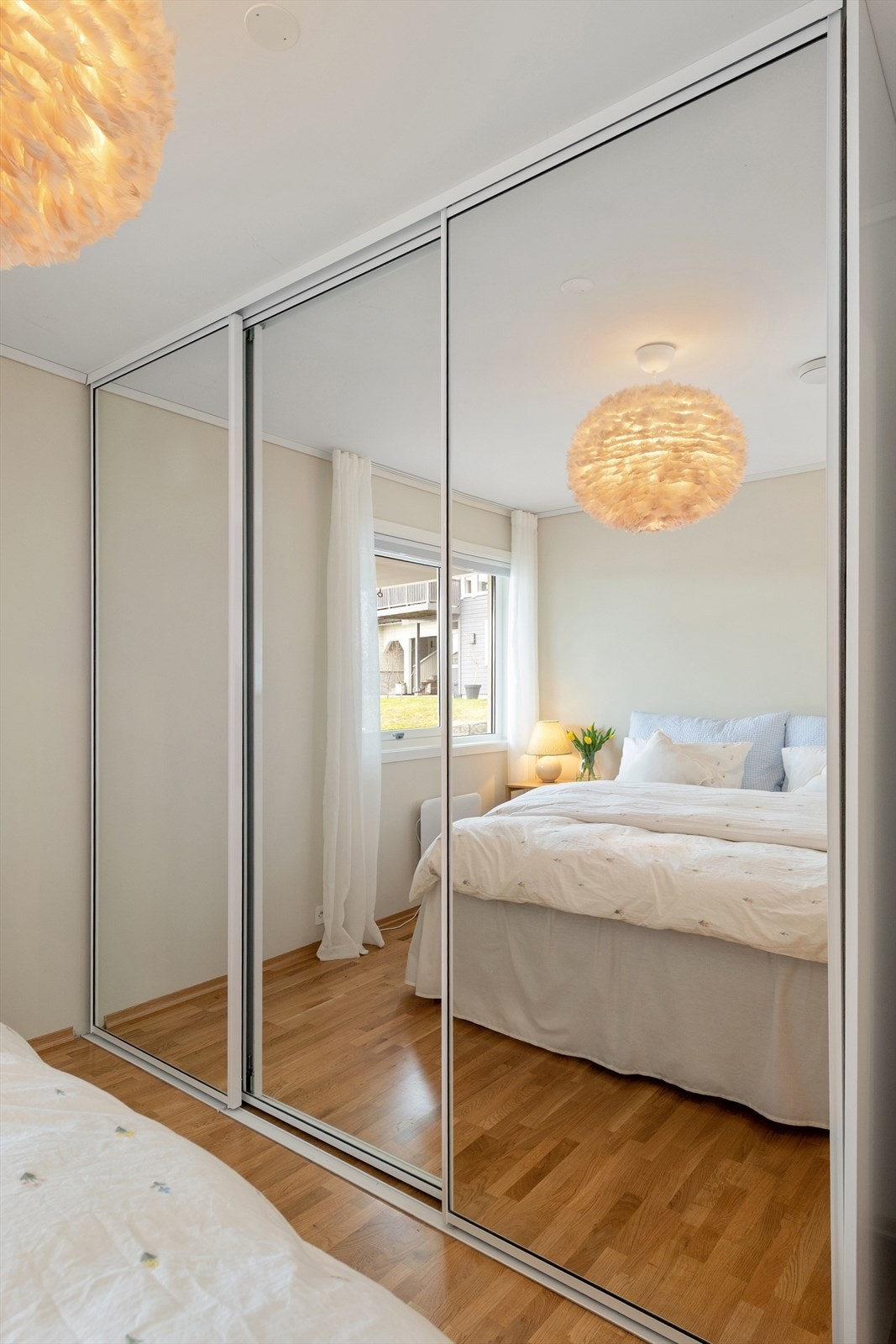En romslig skyvedørsgarderobe med speilfronter gir rikelig med oppbevaringsplass. Galleribilde