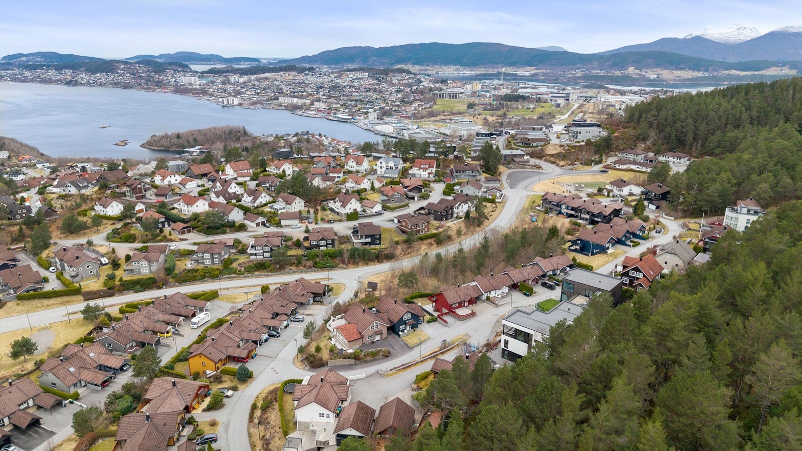 Med bil er det kun 5 minutter til flott friområde med sandstrand og bademuligheter på Stafsethneset. Galleribilde
